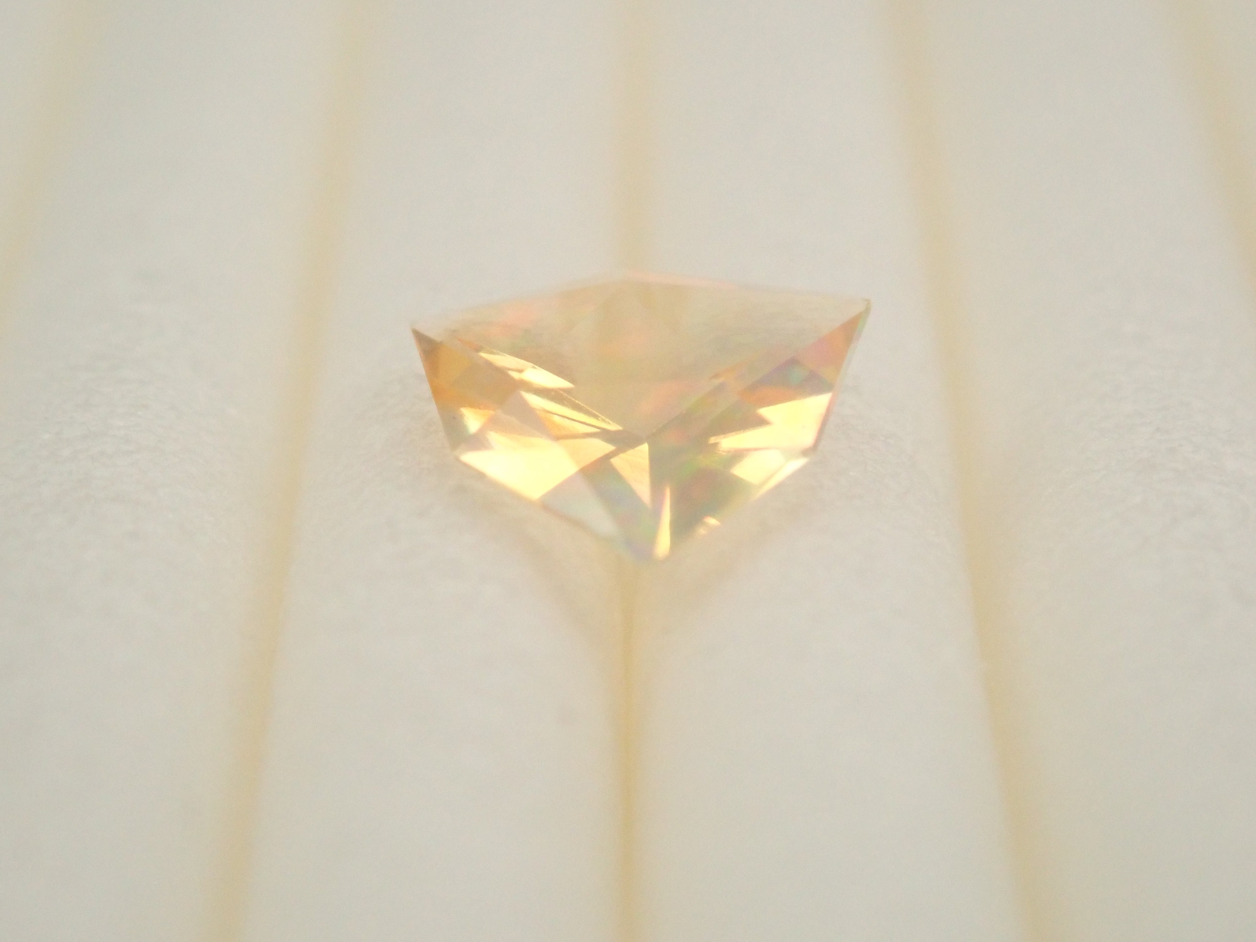 【1/25 22時販売】メキシコ産ファイアオパール 0.191ctルース（ファセットカット）