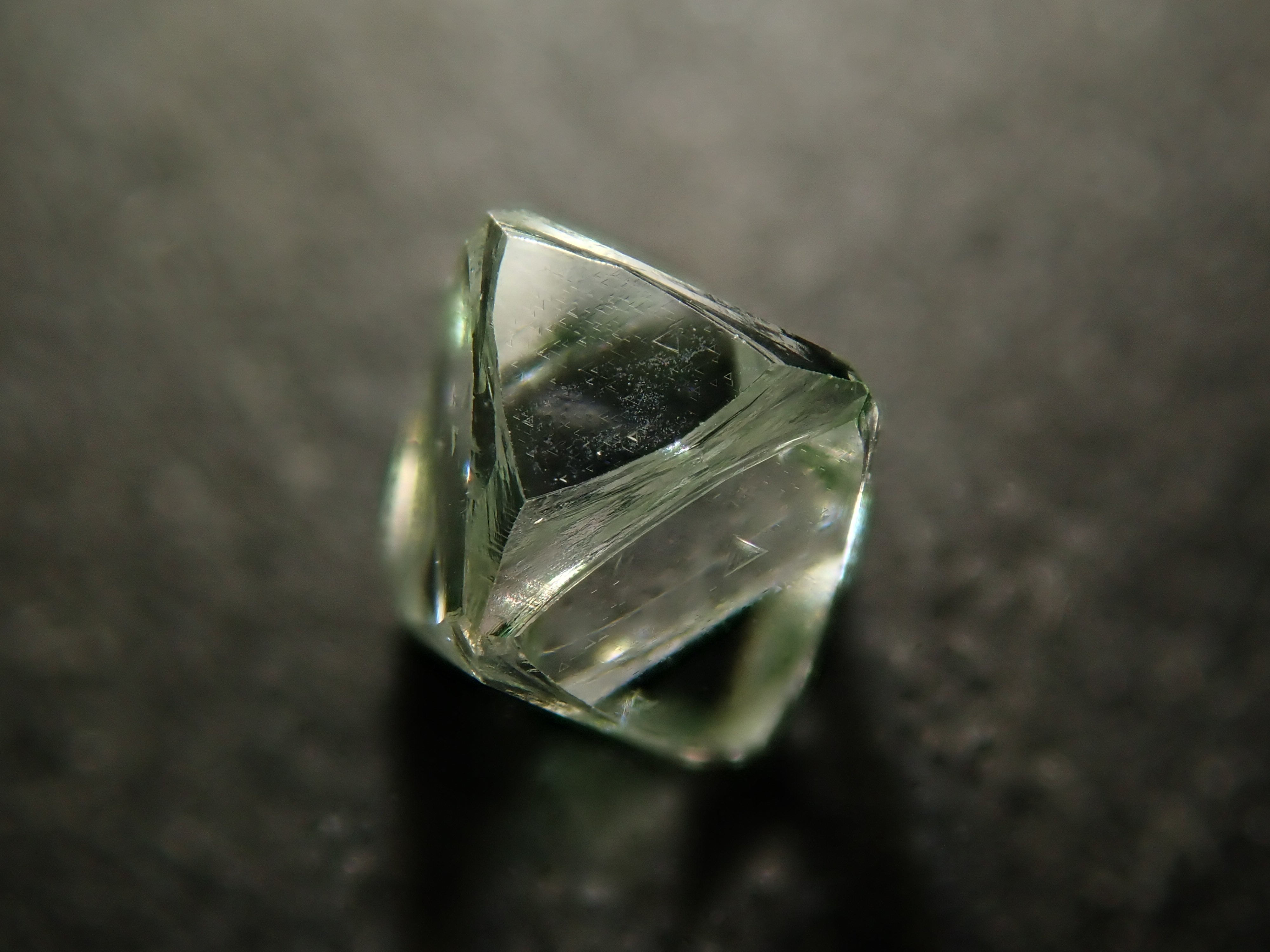 12561797掲載】ジンバブエ産グリーンダイヤモンド原石（ソーヤブル