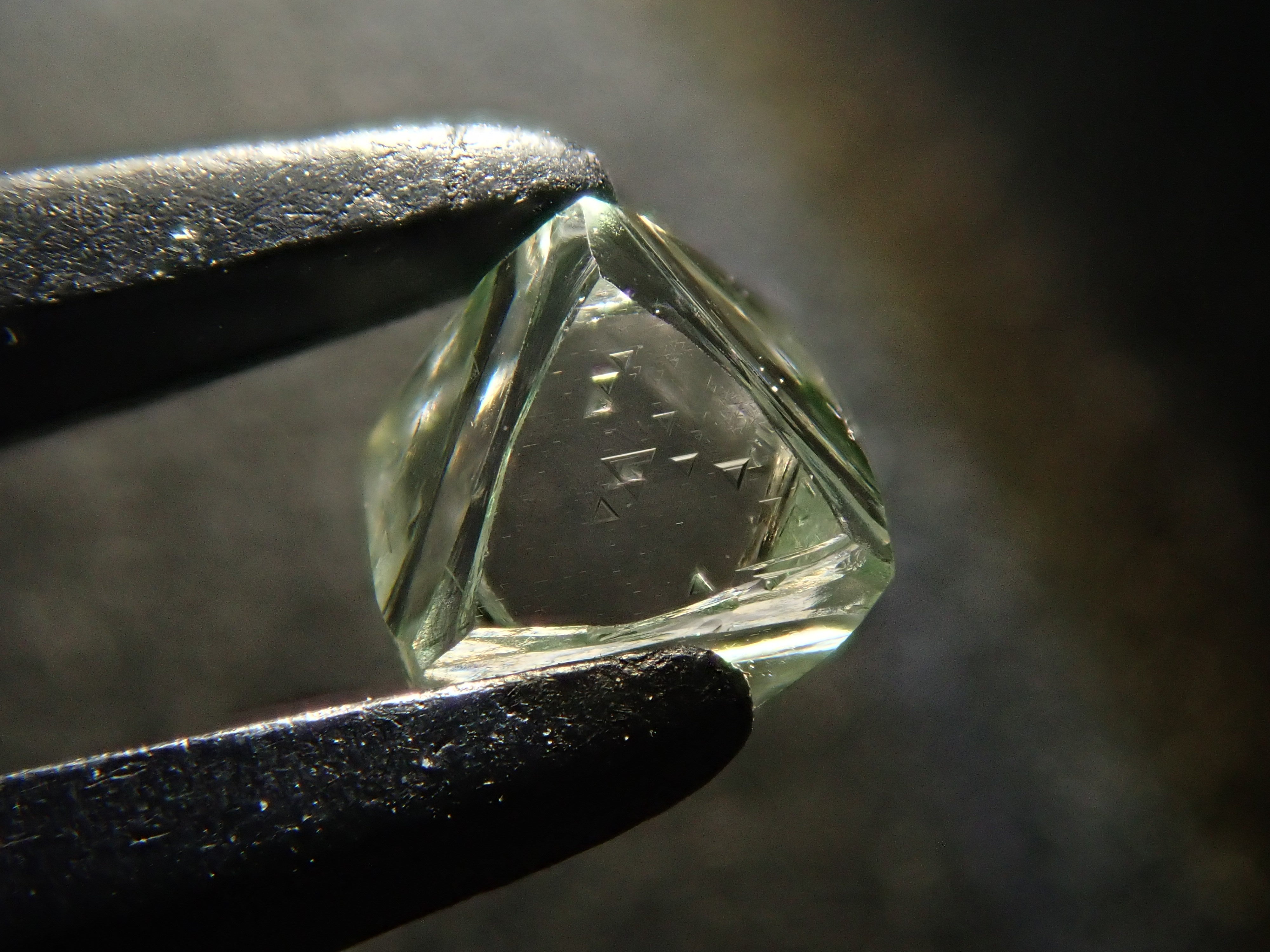 [Lottery Sale 0201_11] Zimbabwe Green Diamond Rough (Sawable) 0.402ct Rough with Trigon