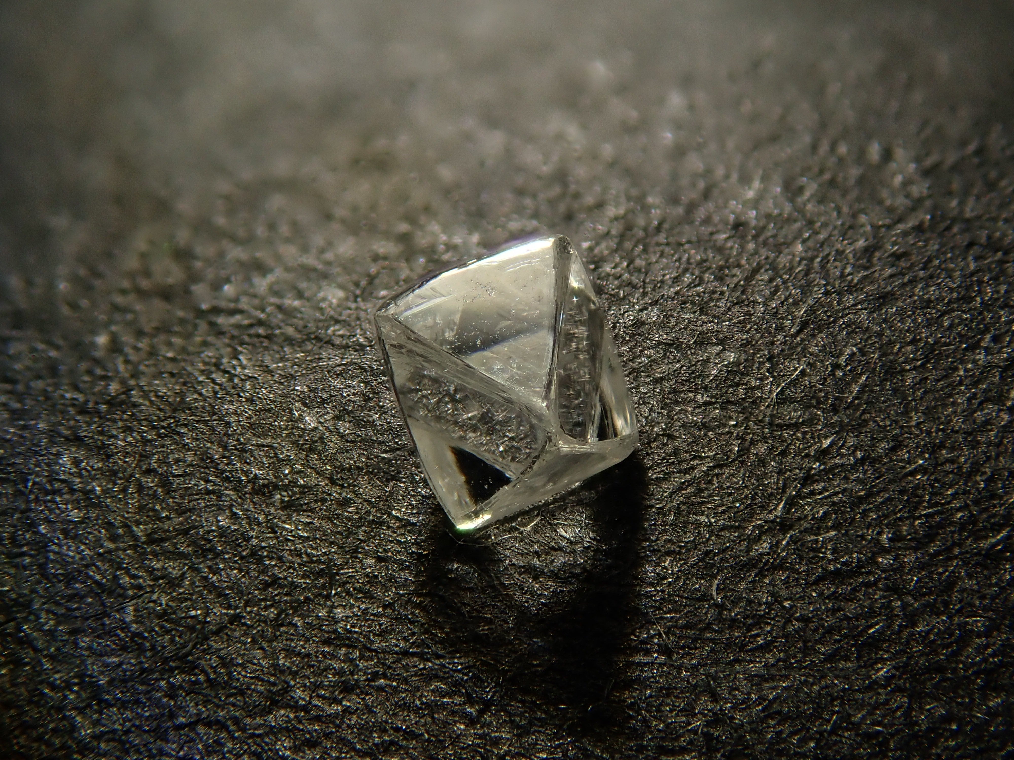 【1/26 22時販売】カナダ産ダイヤモンド原石（ソーヤブル） 0.099ct原石・トライゴン有り