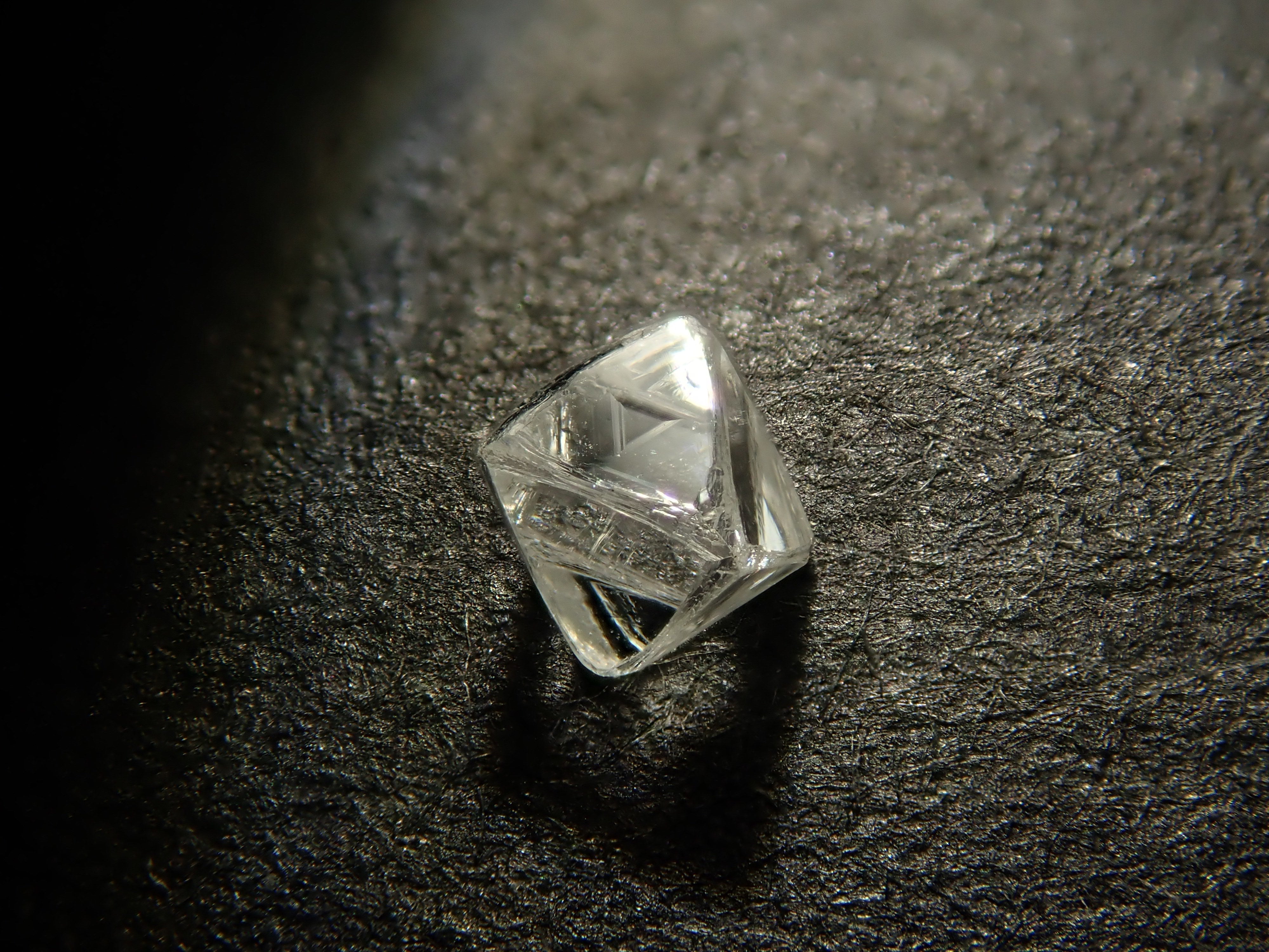 【1/26 22時販売】カナダ産ダイヤモンド原石（ソーヤブル） 0.099ct原石・トライゴン有り