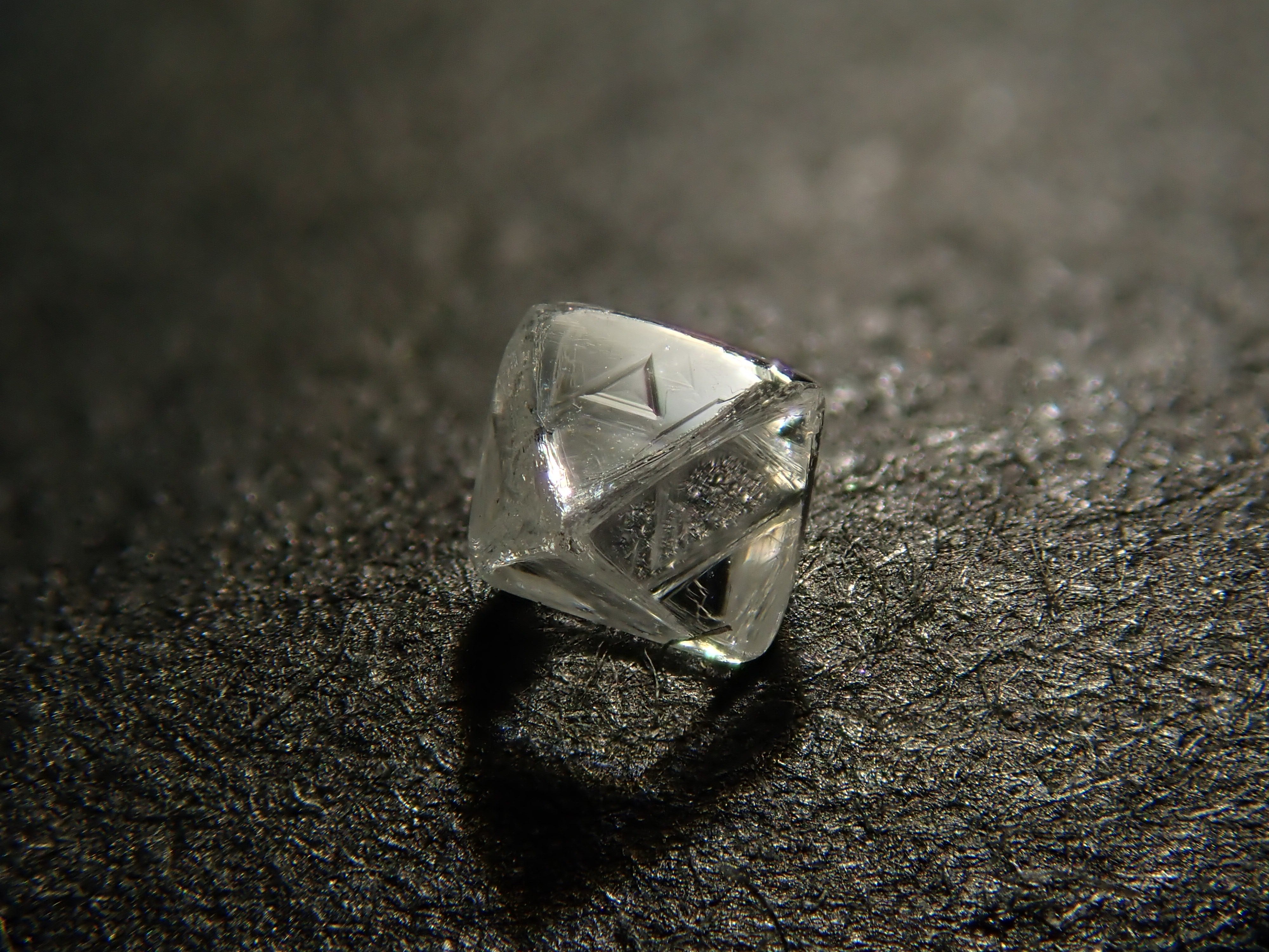 【1/26 22時販売】カナダ産ダイヤモンド原石（ソーヤブル） 0.099ct原石・トライゴン有り