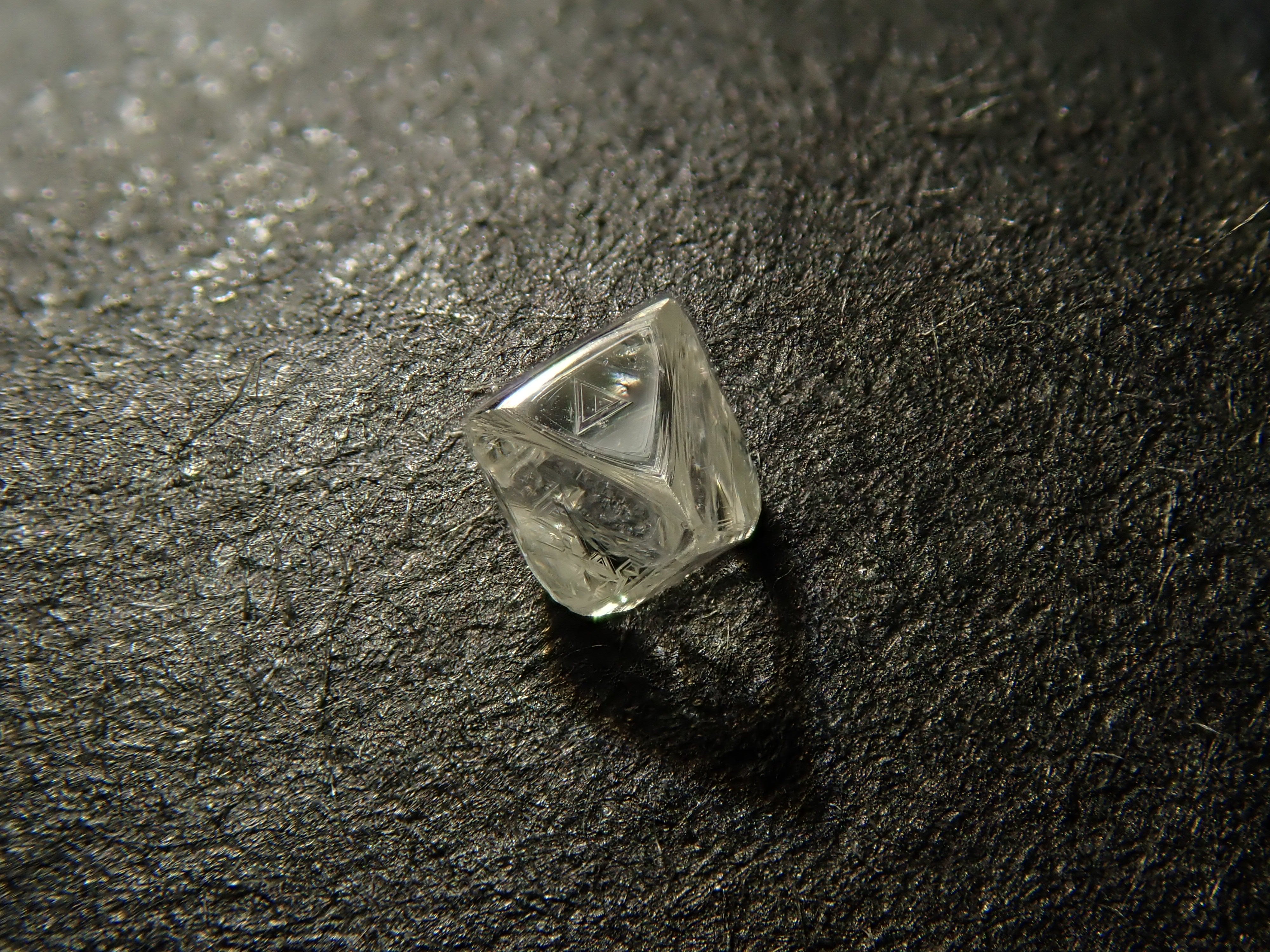 自然採取 金粒（粒状・不定形）観賞・資料用 Canadian rough diamond (sawable) 0.096ct rough with trigon