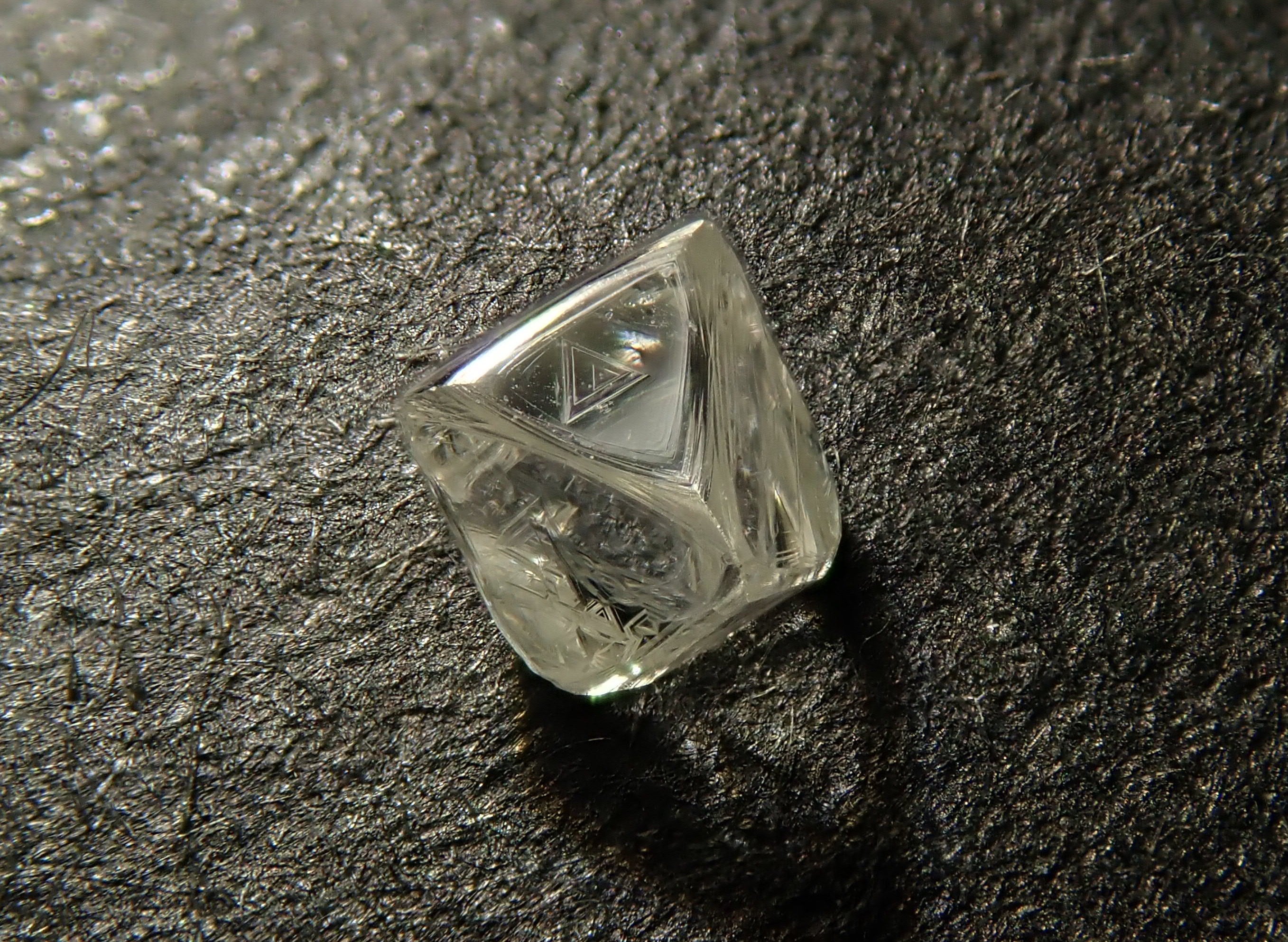 カナダ産ダイヤモンド原石（ソーヤブル） 0.096ct原石・トライゴン有り