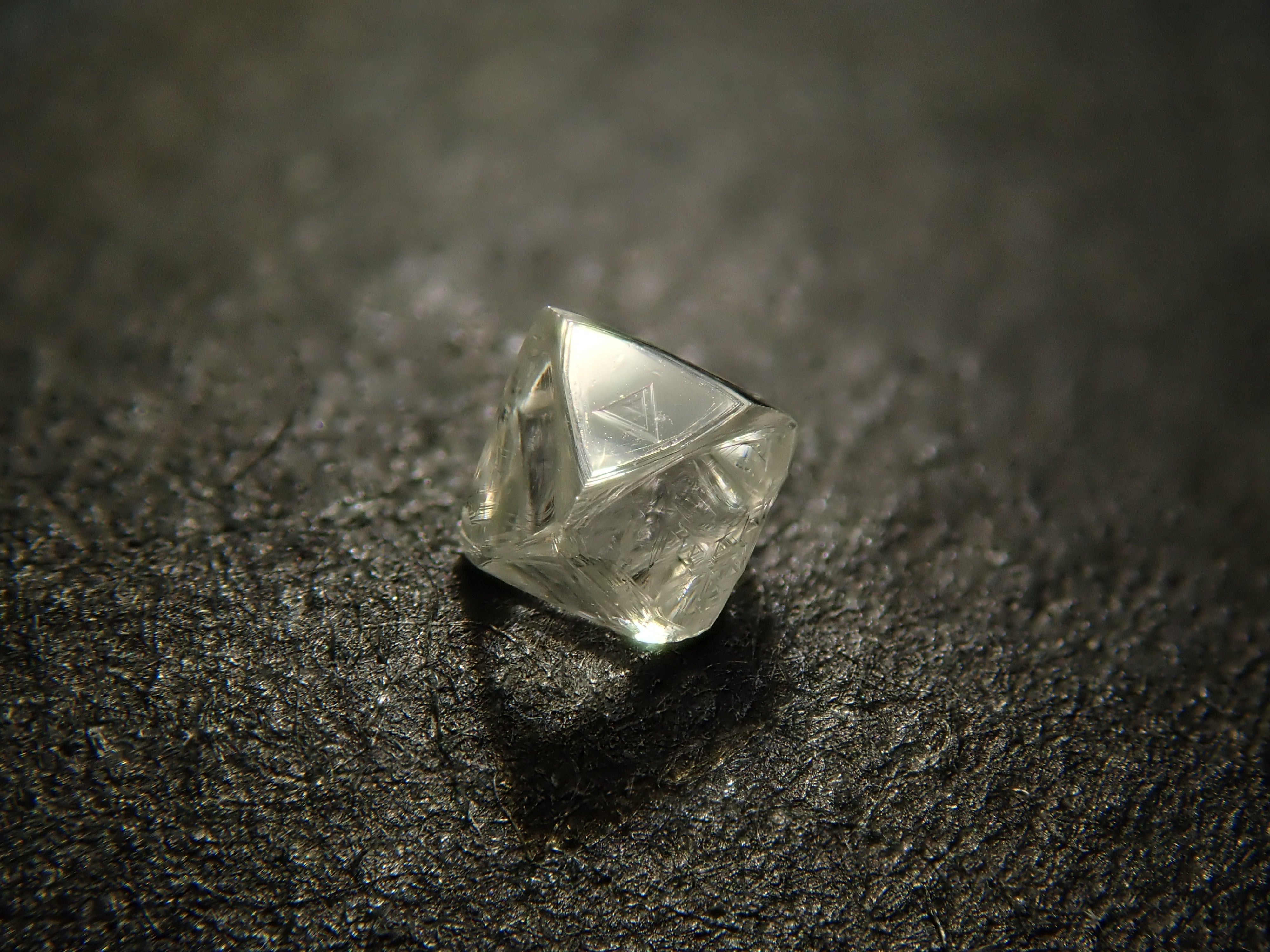 【1/26 22時販売】カナダ産ダイヤモンド原石（ソーヤブル） 0.096ct原石・トライゴン有り