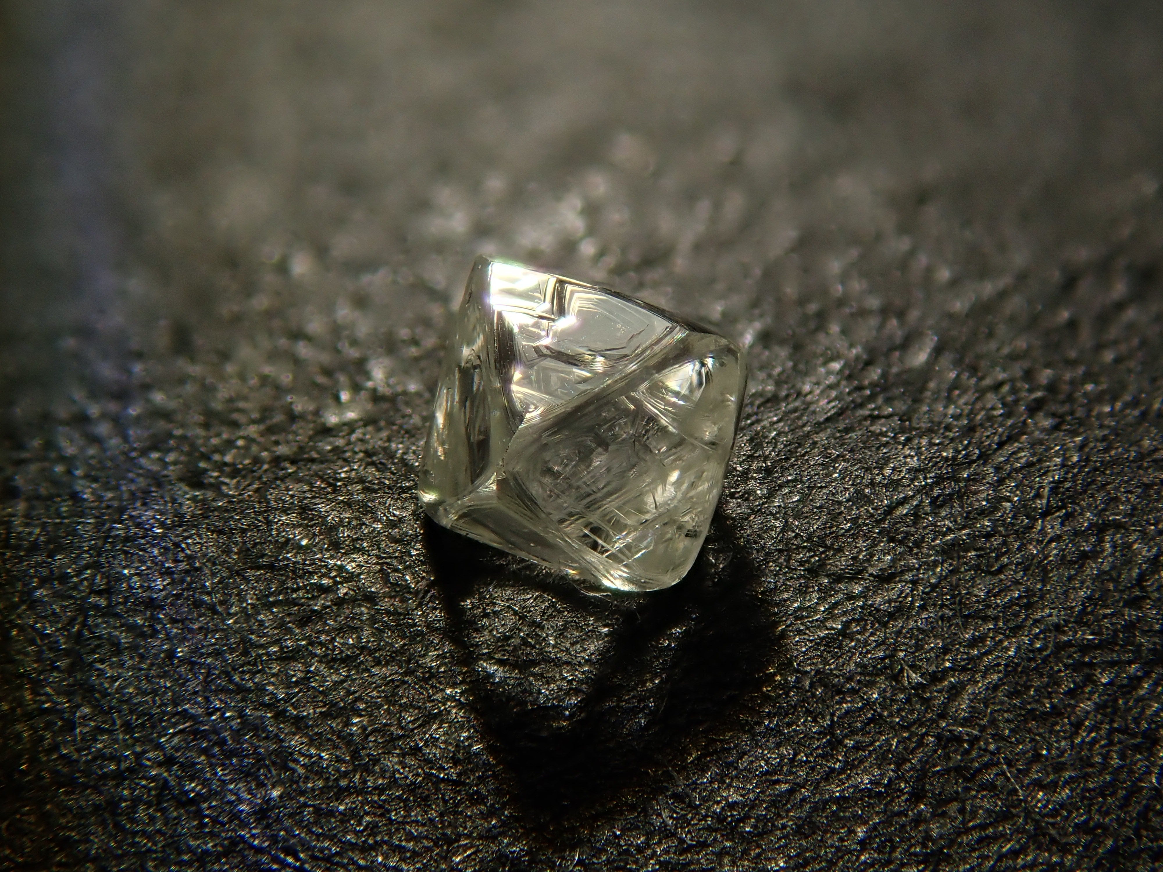 【超貴重】天然　火山琉璃　原石　※引取限定 Canadian rough diamond (sawable) 0.096ct rough with trigon