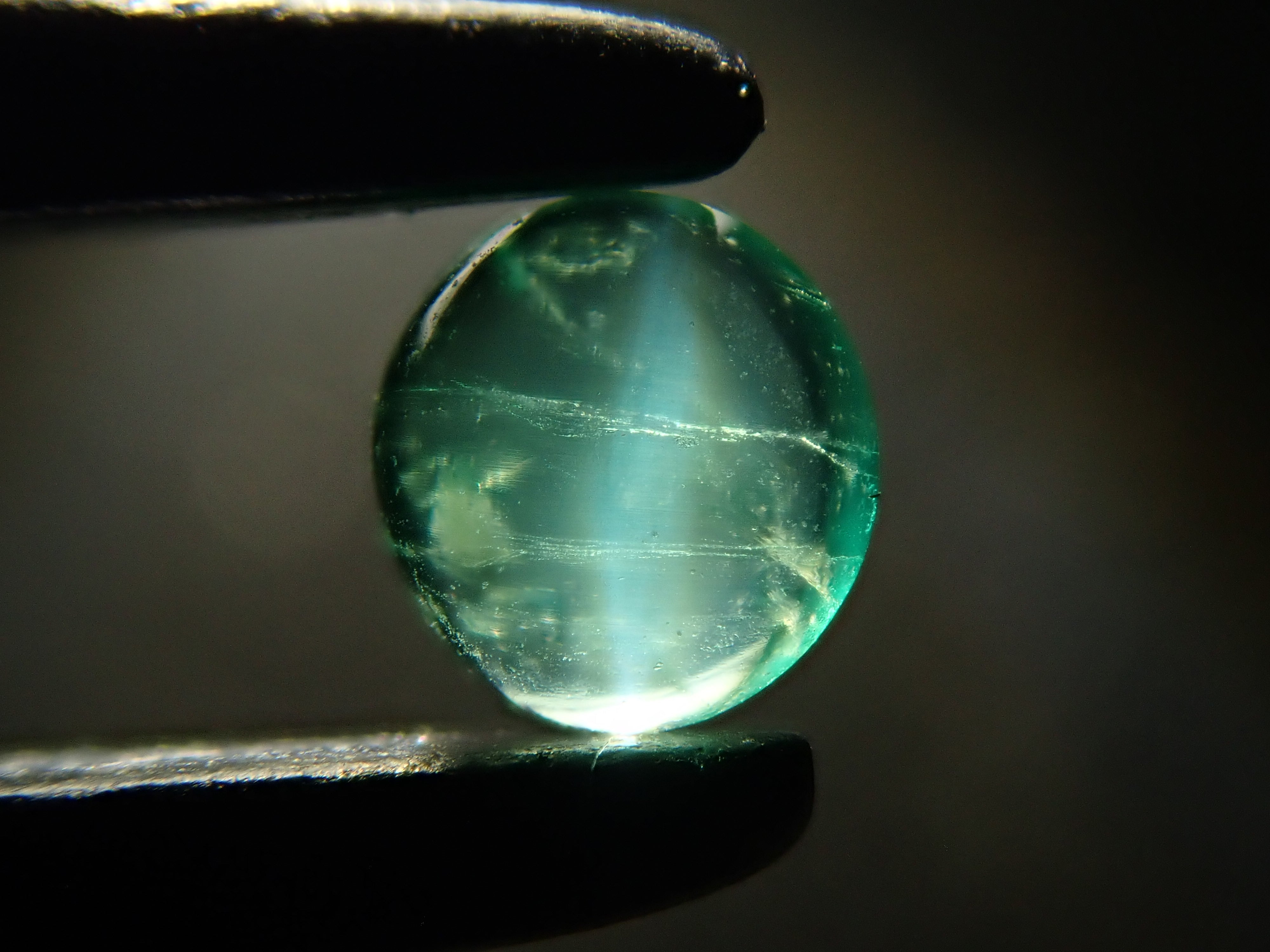 コロンビア産エメラルドキャッツアイ 3.0mm/0.098ctルース