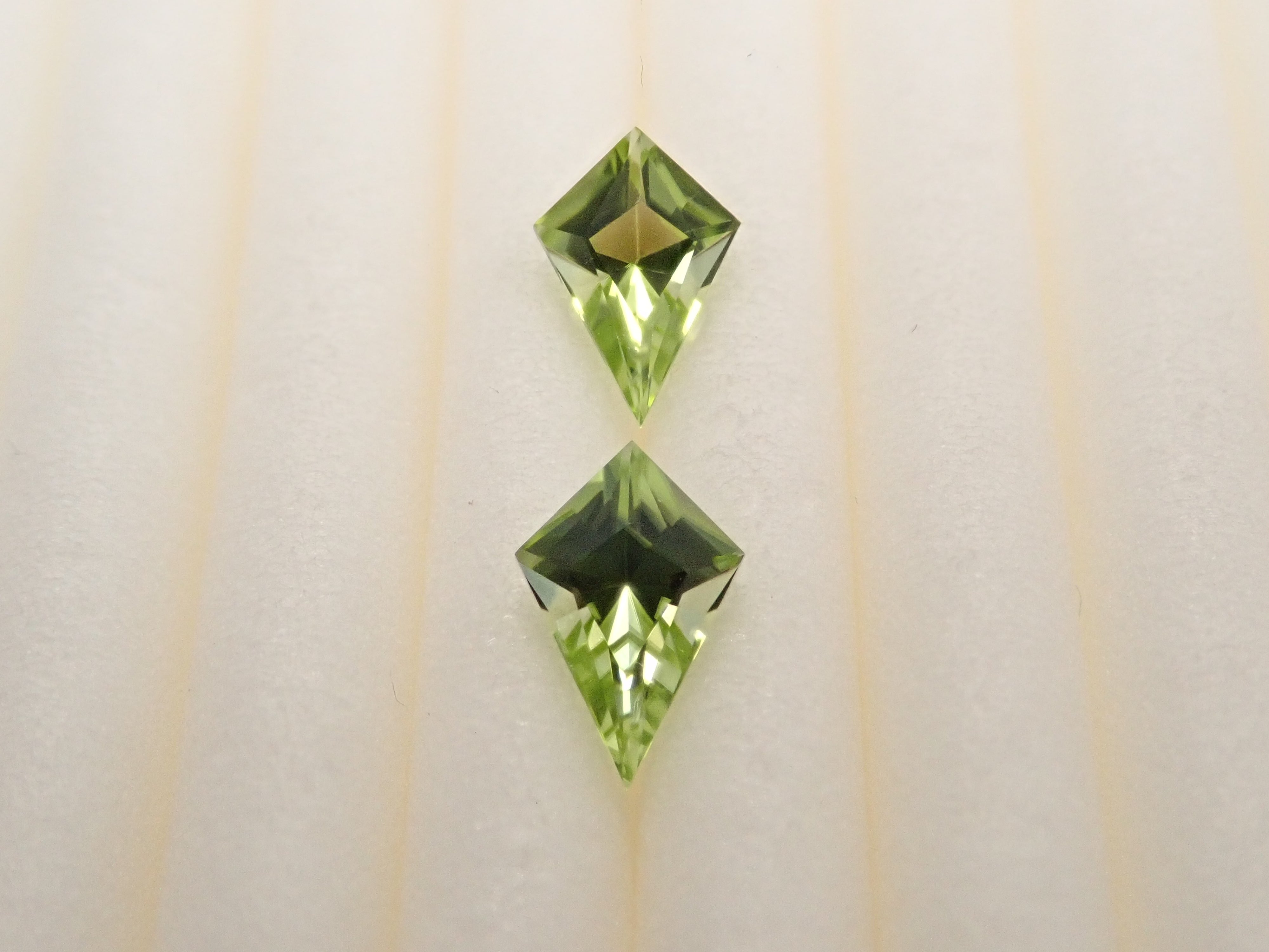 【1/27 22時販売】アメリカ産ペリドット 0.496ct2石ペア石ルース