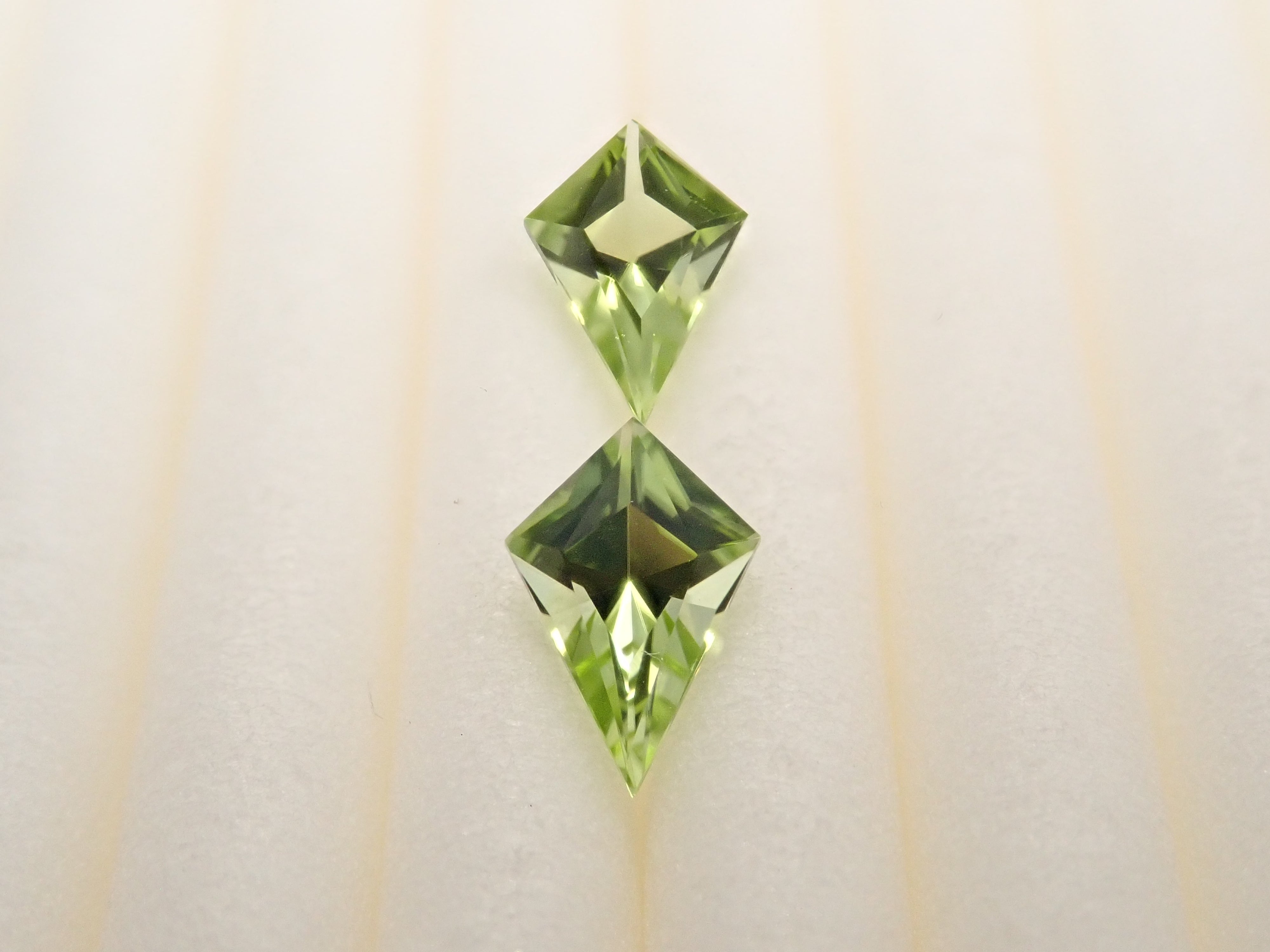 【1/27 22時販売】アメリカ産ペリドット 0.496ct2石ペア石ルース