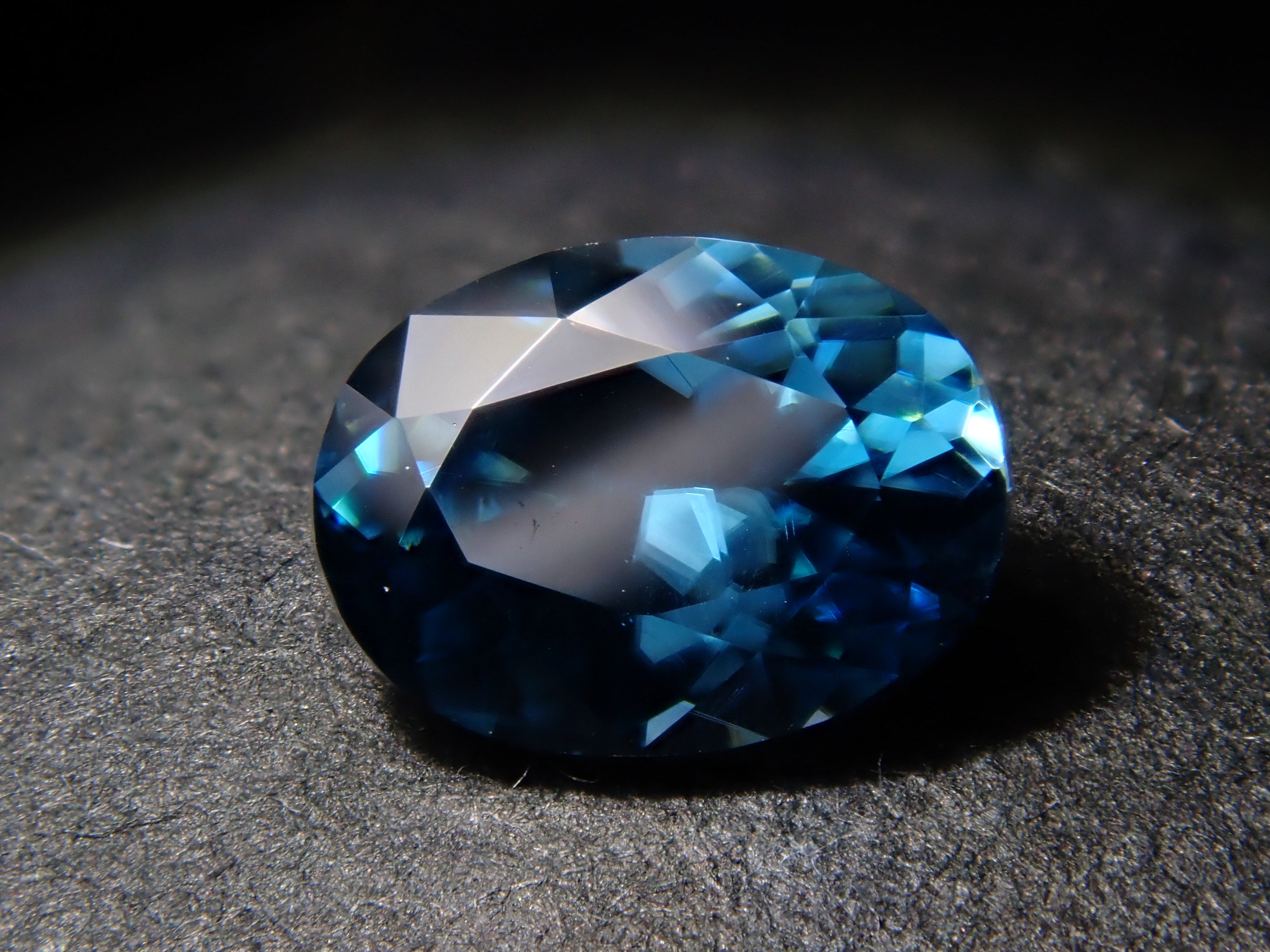 【1/24 22時販売】カンボジア産ブルージルコン（ラタナキリブルー） 0.537ctルース