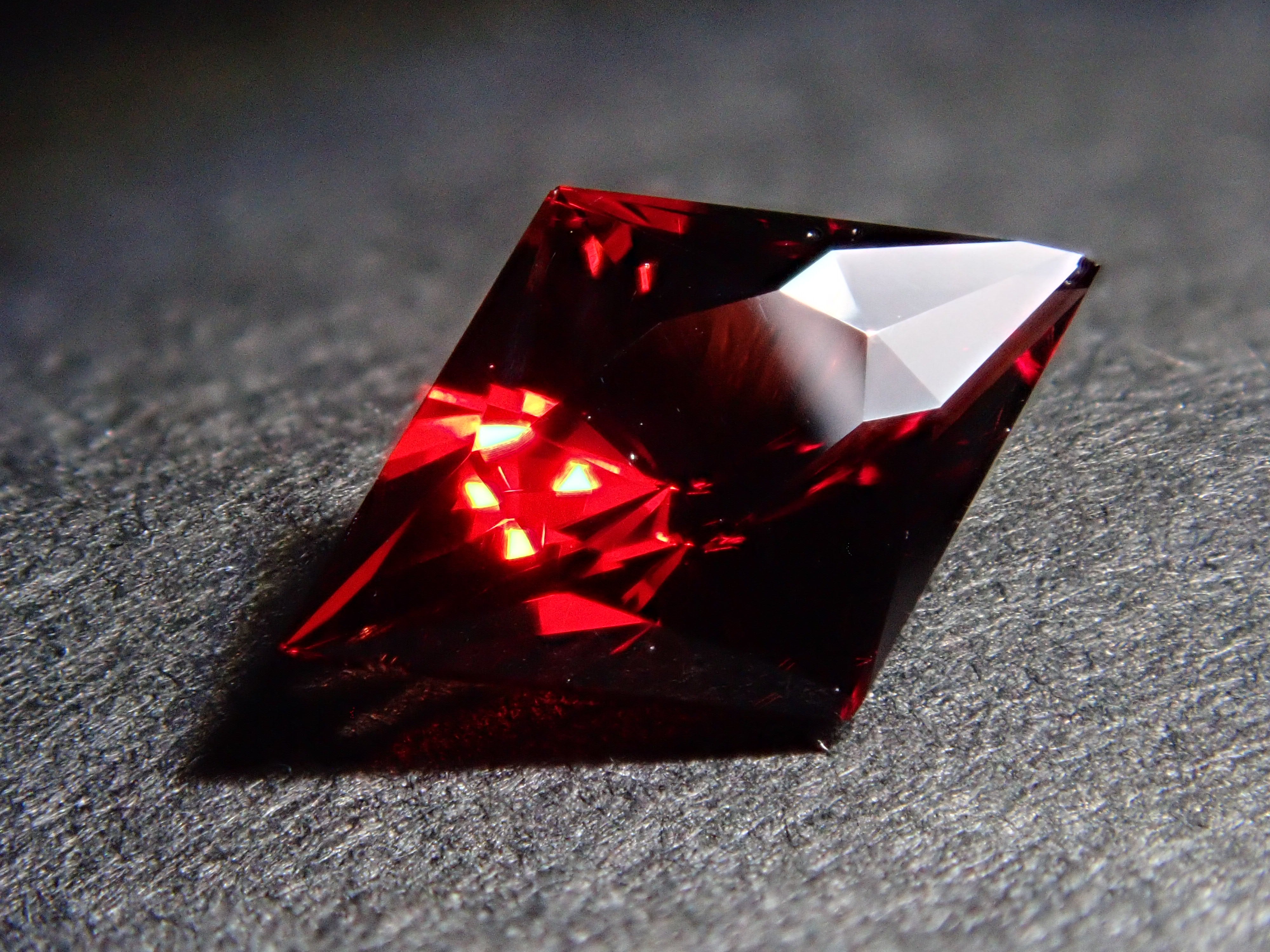 12561578掲載】タンザニア産アルマンディンガーネット 0.586ctルース