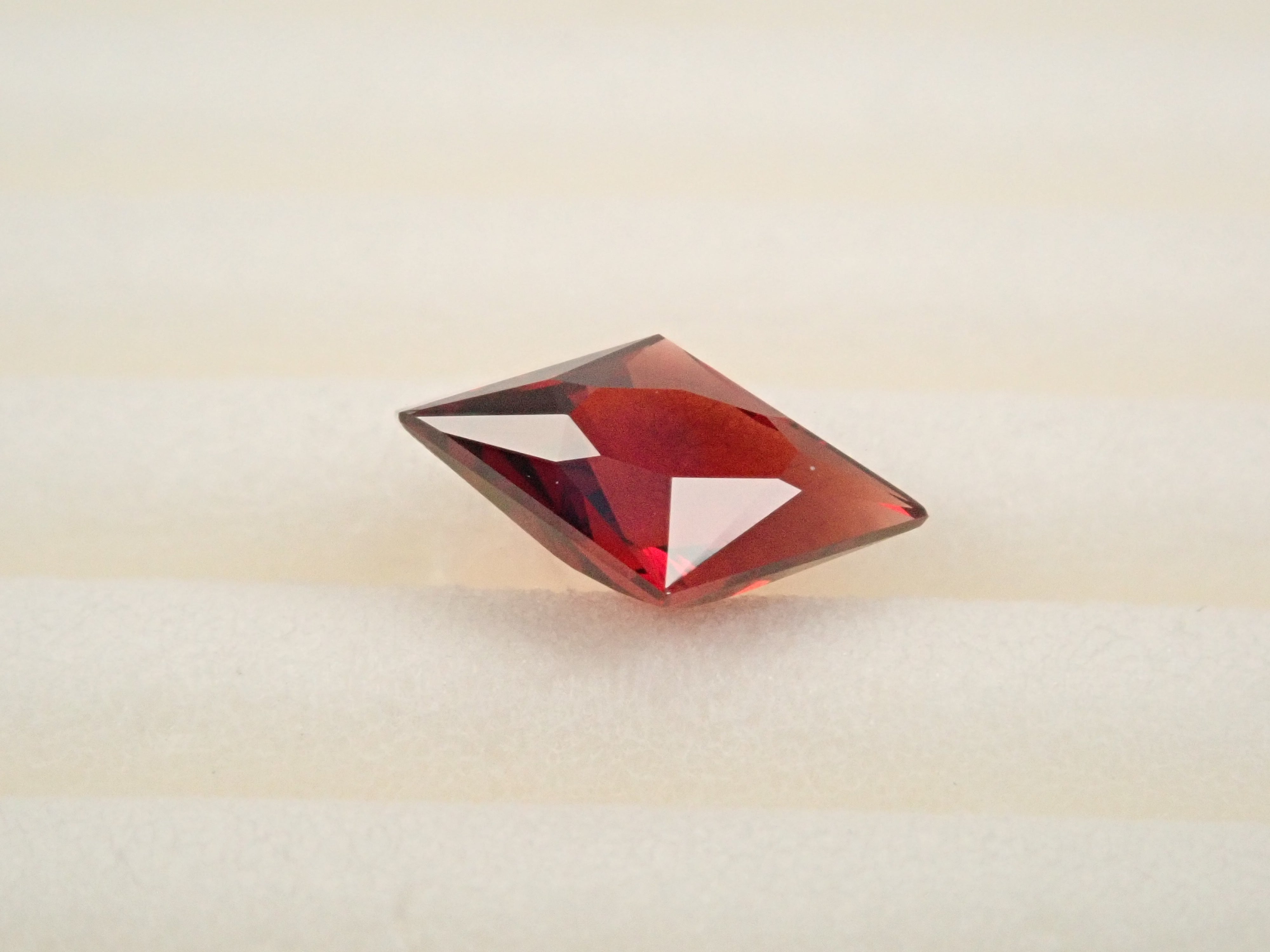 12561578掲載】タンザニア産アルマンディンガーネット 0.586ctルース