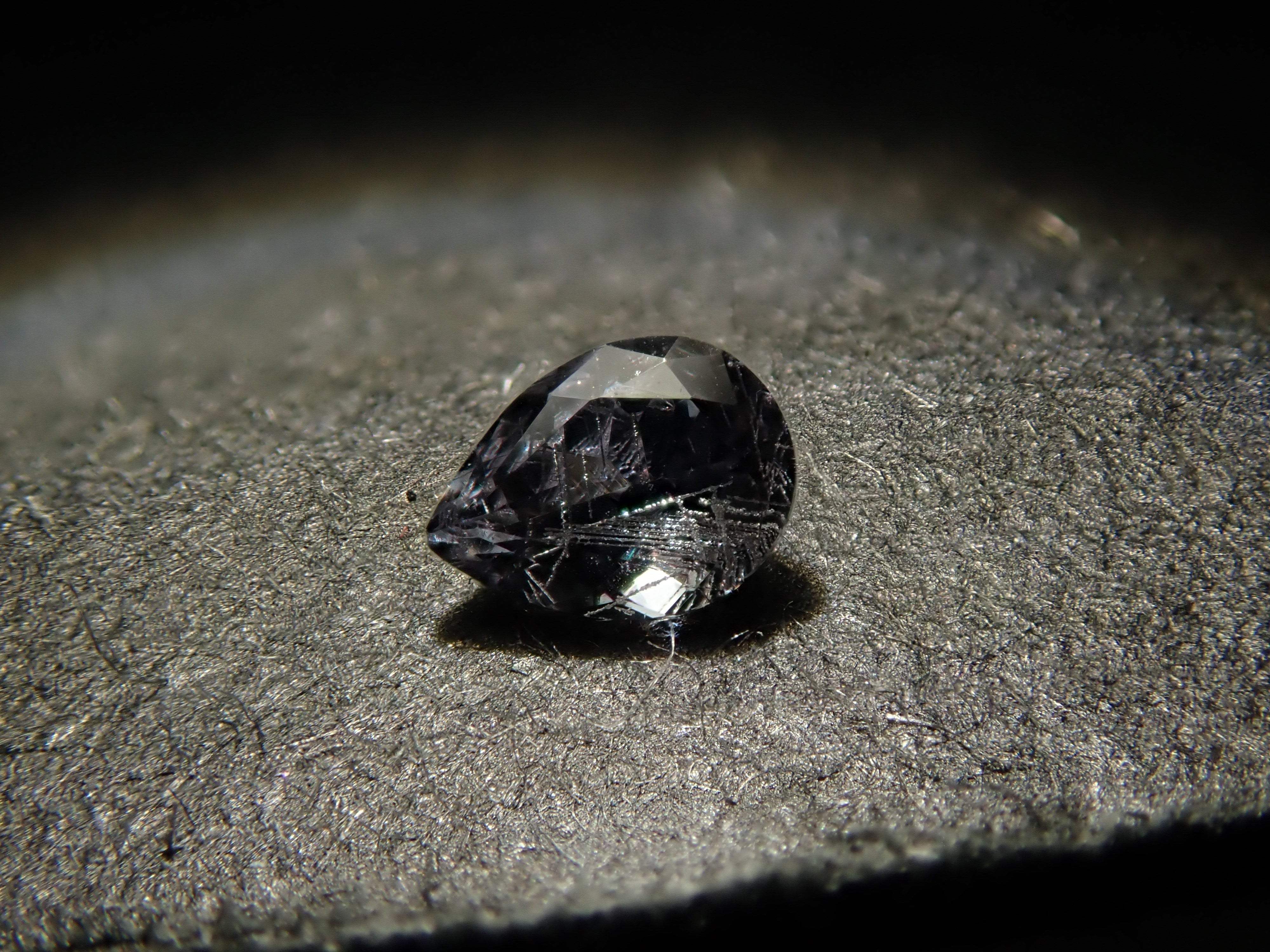 【2/1 22時販売】マダガスカル産ベキリーブルーガーネット（カラーチェンジガーネット） 0.076ctルース