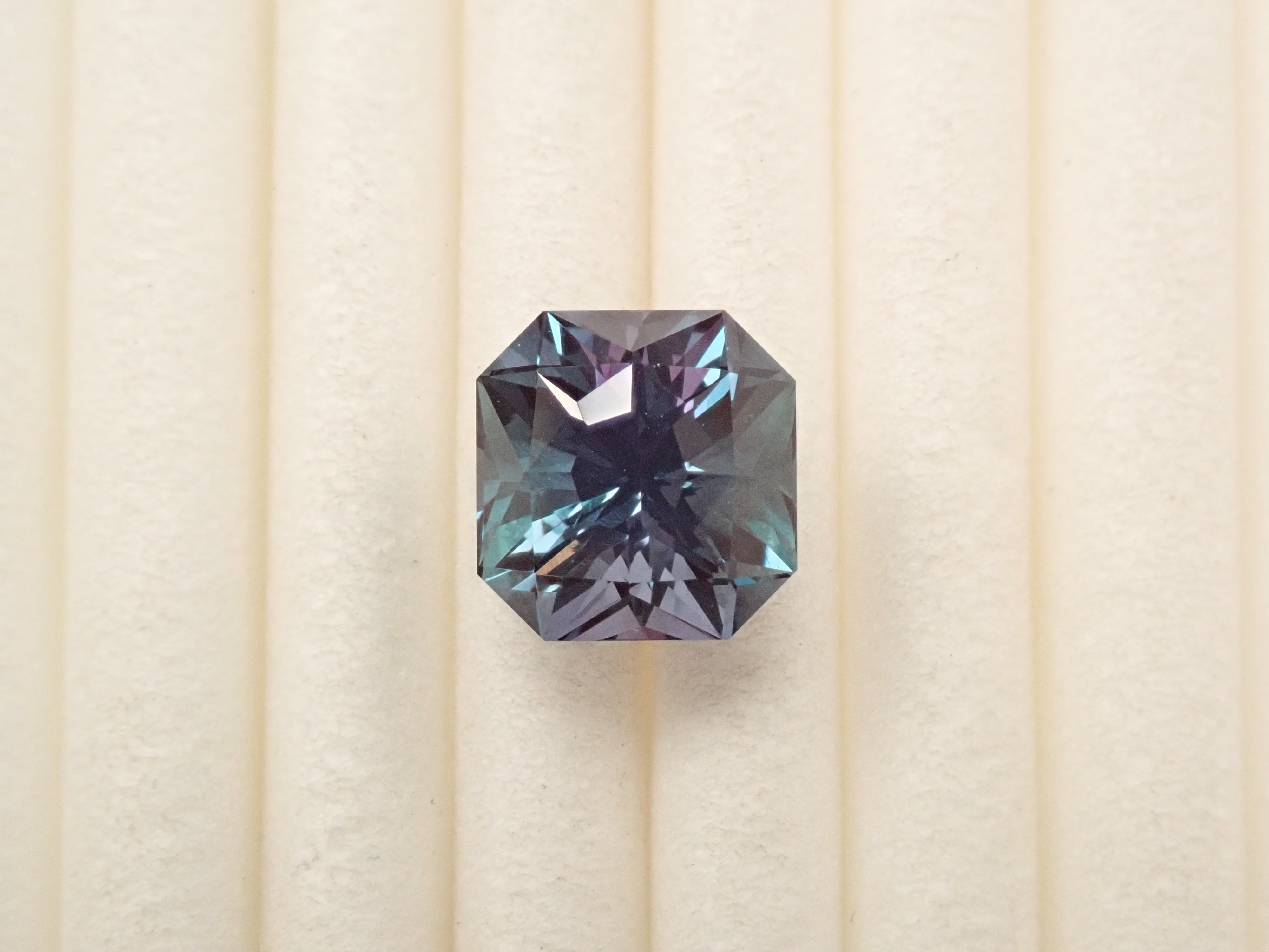 12558137掲載】合成アレキサンドライト 2.046ctルース