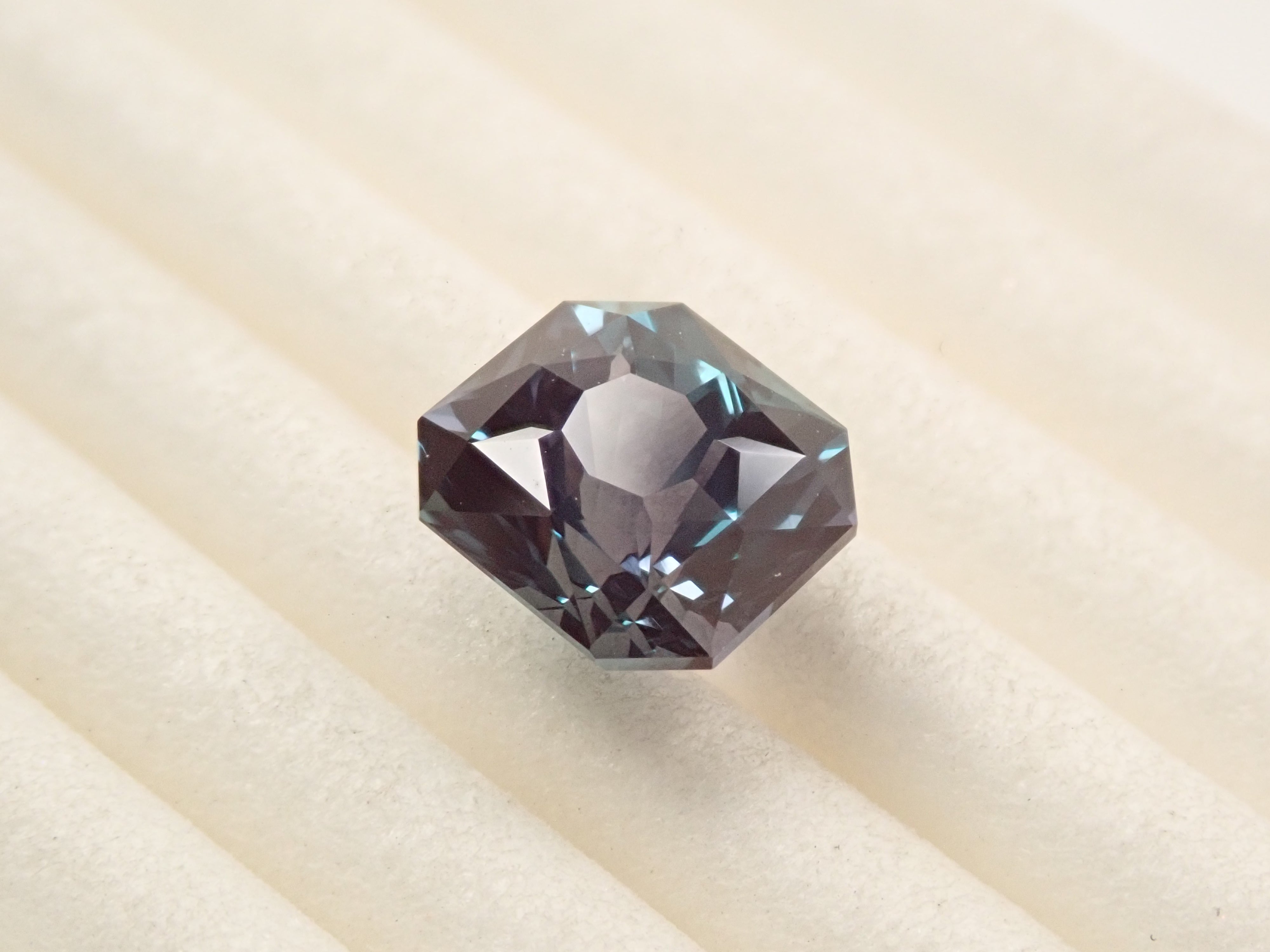 【2/1 22時販売】合成アレキサンドライト 2.046ctルース