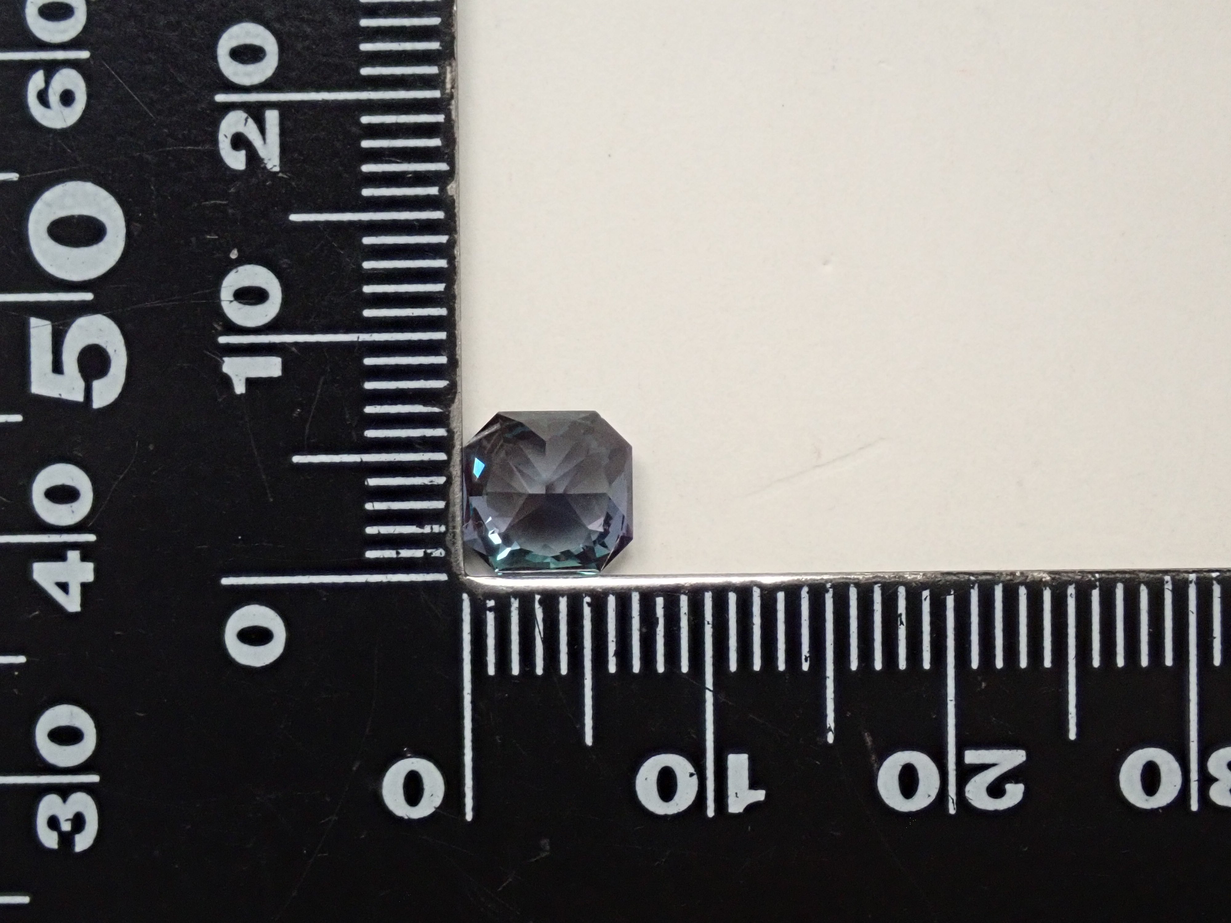 【2/1 22時販売】合成アレキサンドライト 2.046ctルース