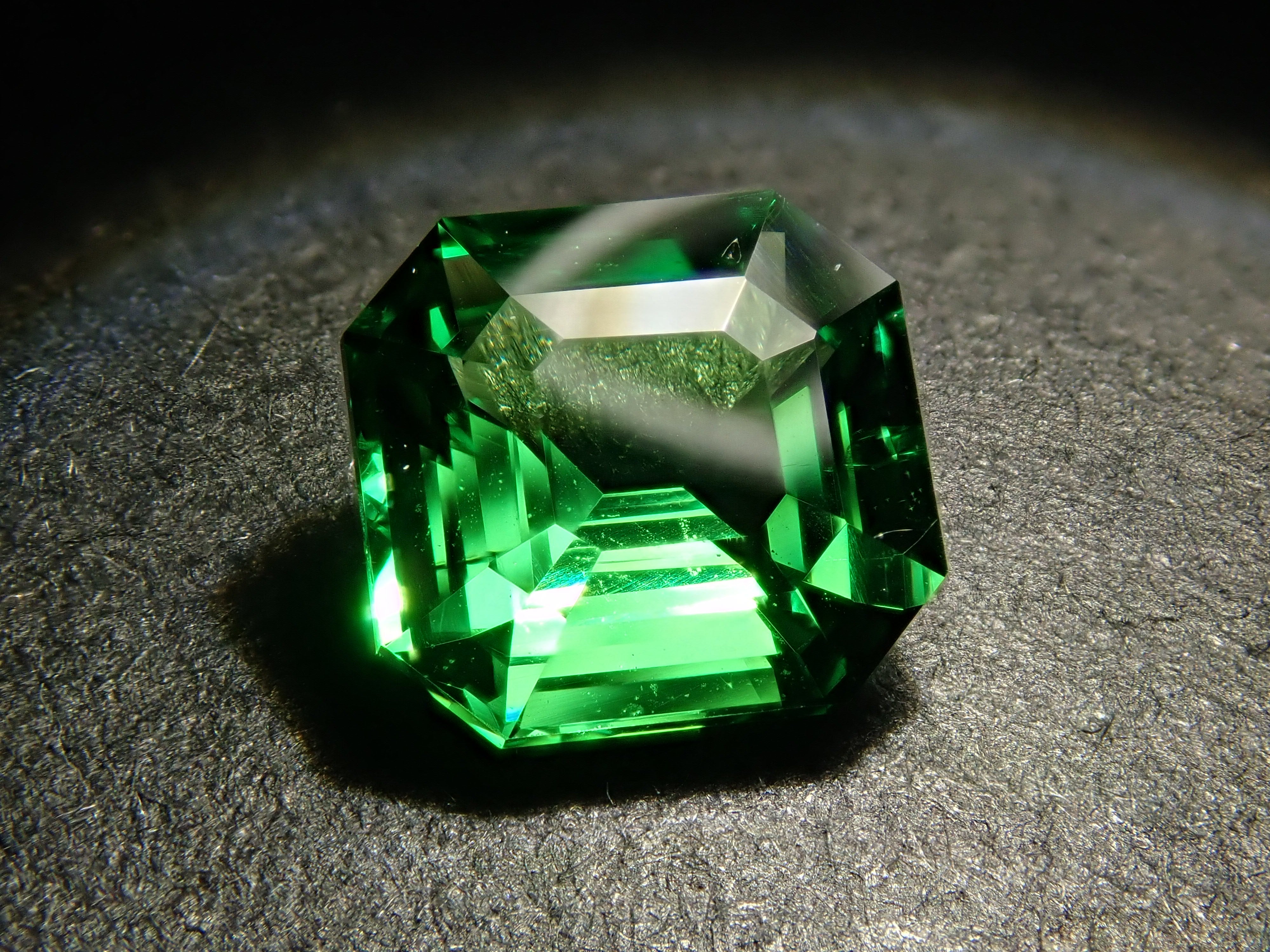 ケニア ガルバトゥラ産の サファイアの原石です。７ｃｔ ケニア産ツァボライト 1.026ctルース