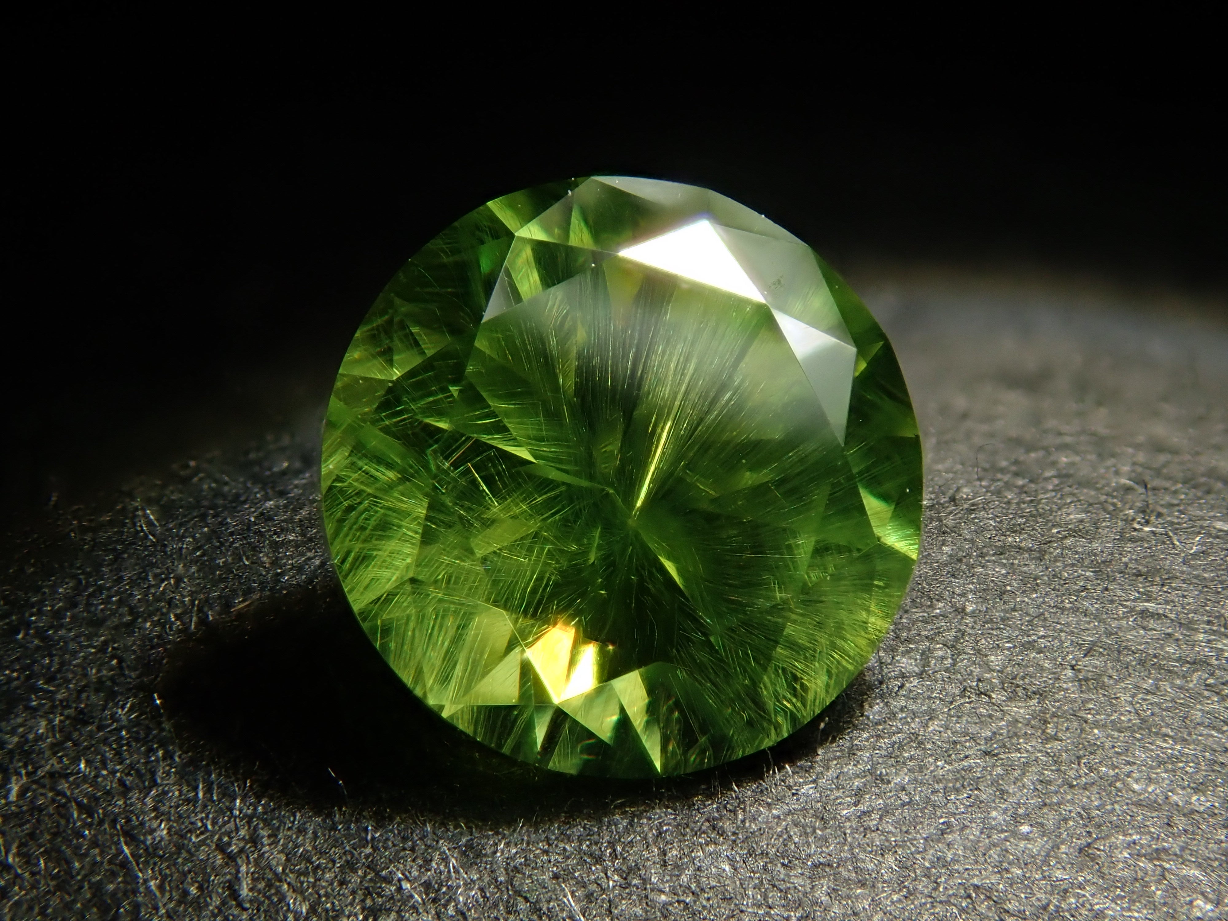 [Lottery Sale 0201_17] Russian Demantoid Garnet (Horsetail) 5.8mm/0.851ct Loose Stone