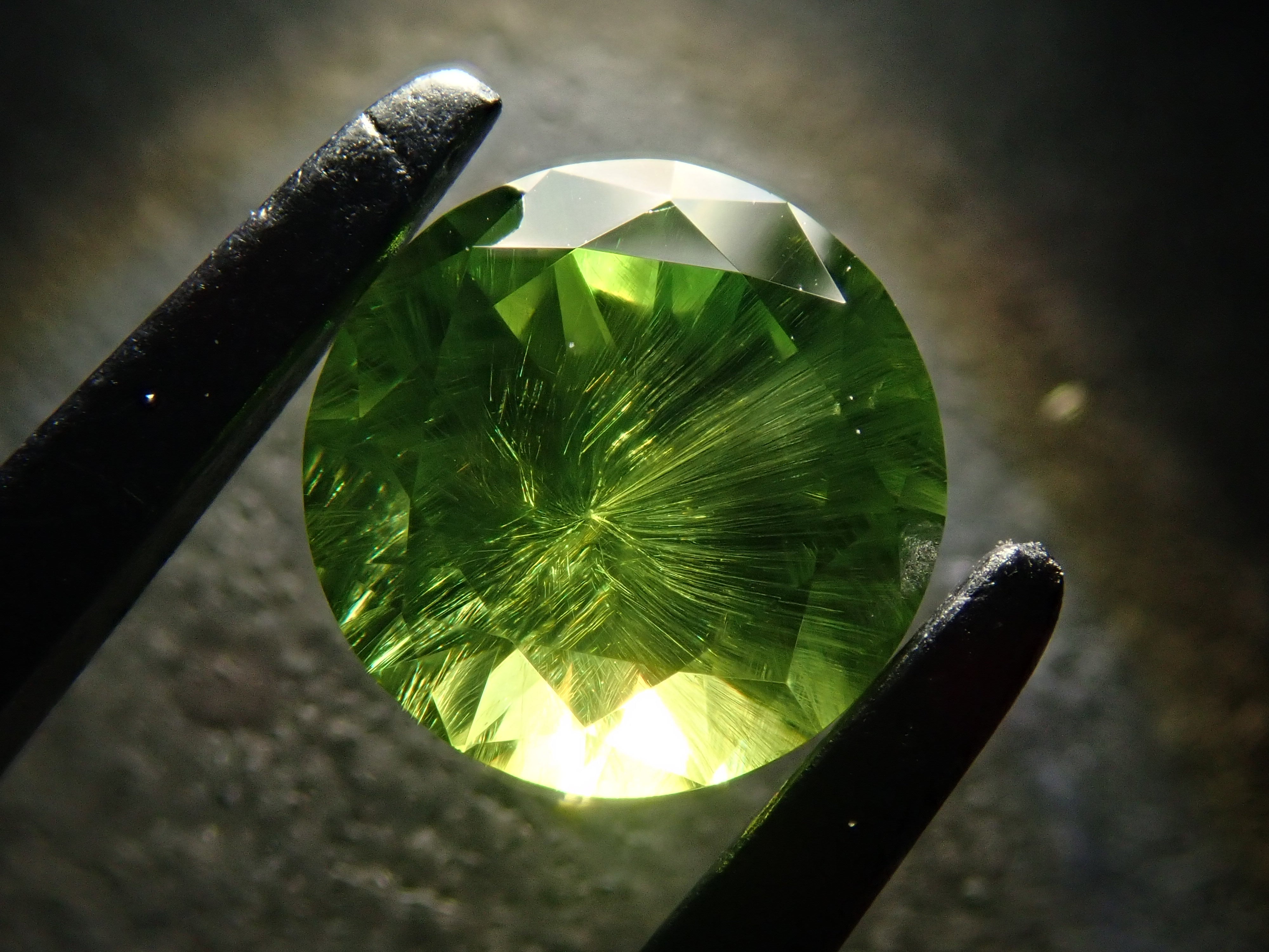 [Lottery Sale 0201_17] Russian Demantoid Garnet (Horsetail) 5.8mm/0.851ct Loose Stone