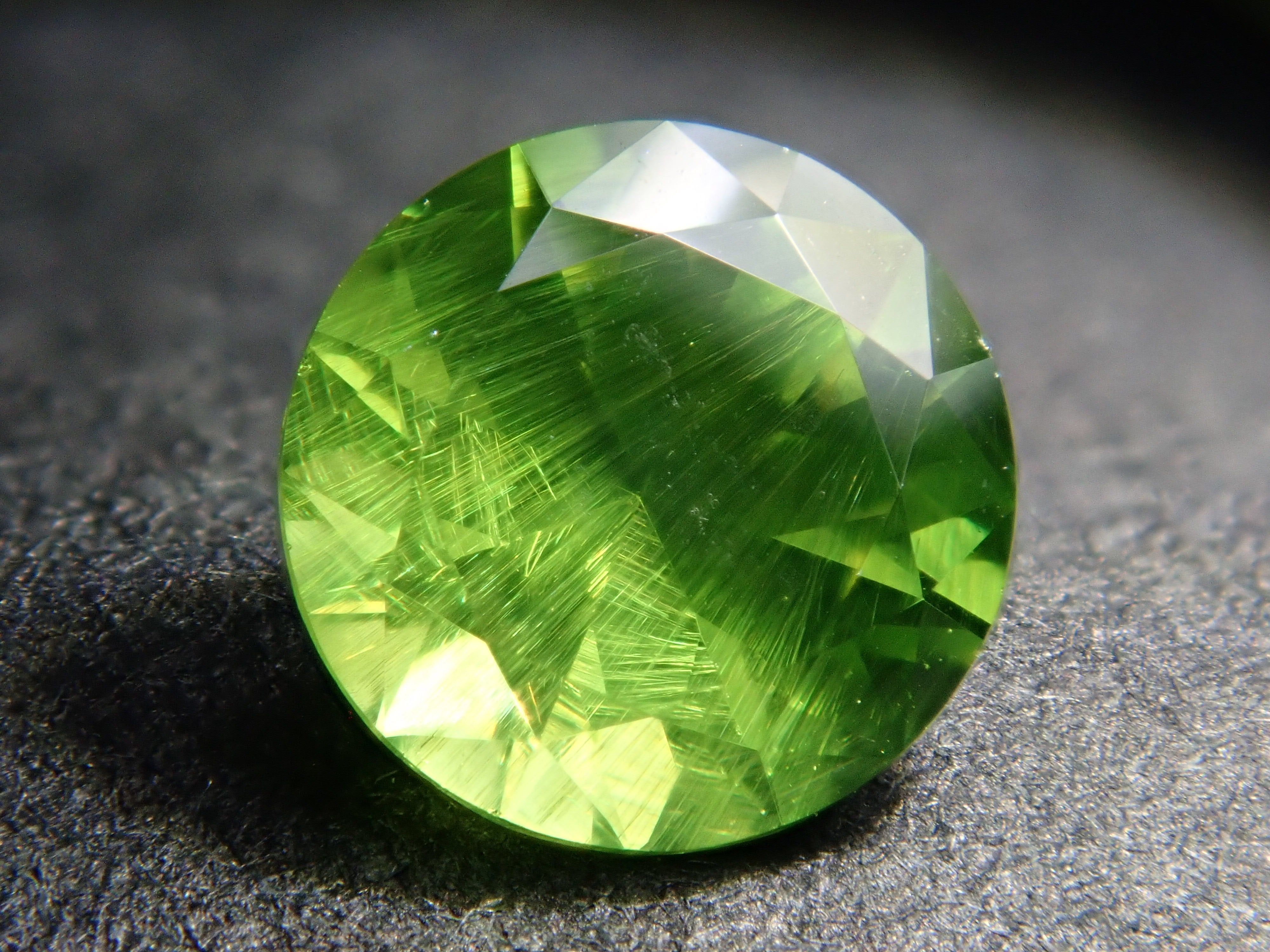 【2/18 22時販売】ロシア産ロシア産デマントイドガーネット（ホーステール認む） 4.7mm/0.445ctルース