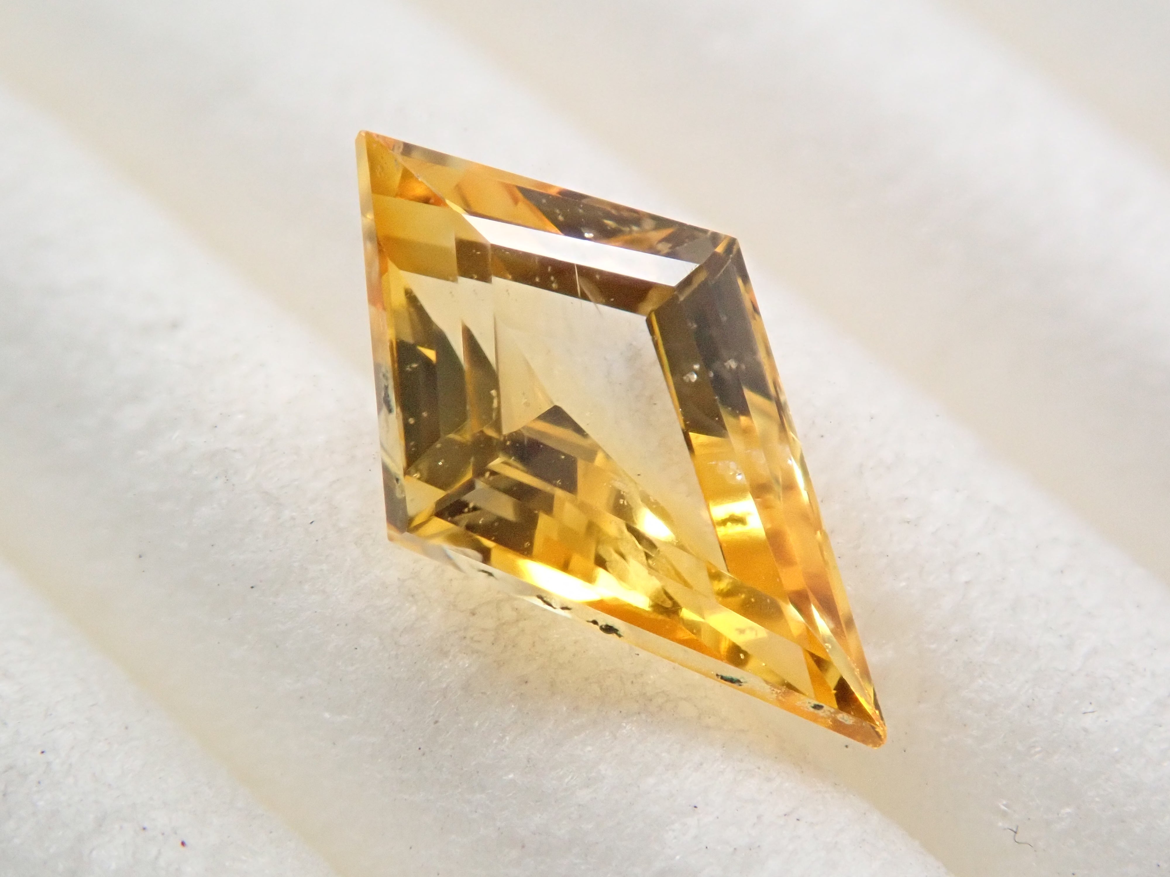 【12548841掲載】スリランカ産イエローサファイア 0.835ctルース