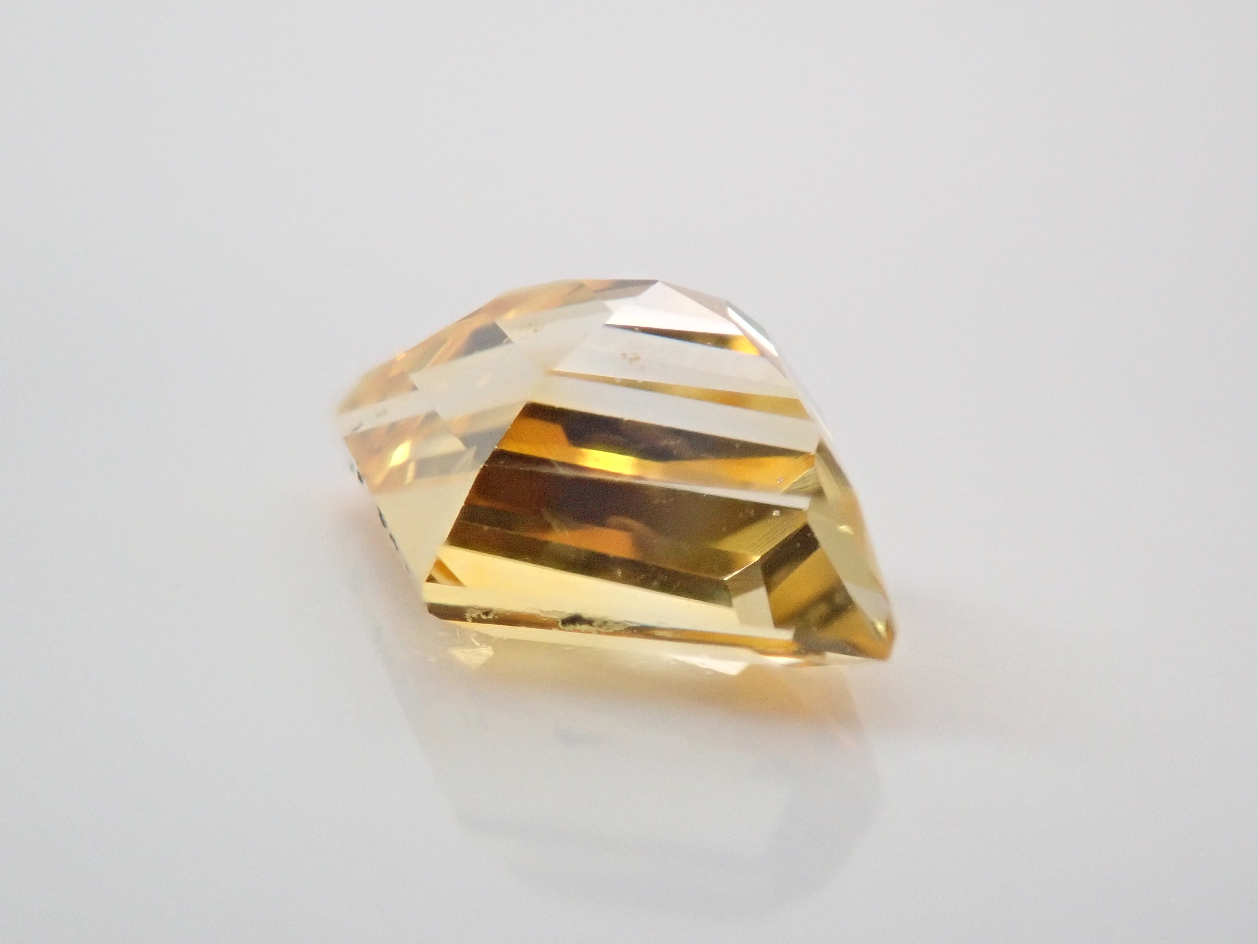 【12548841掲載】スリランカ産イエローサファイア 0.835ctルース