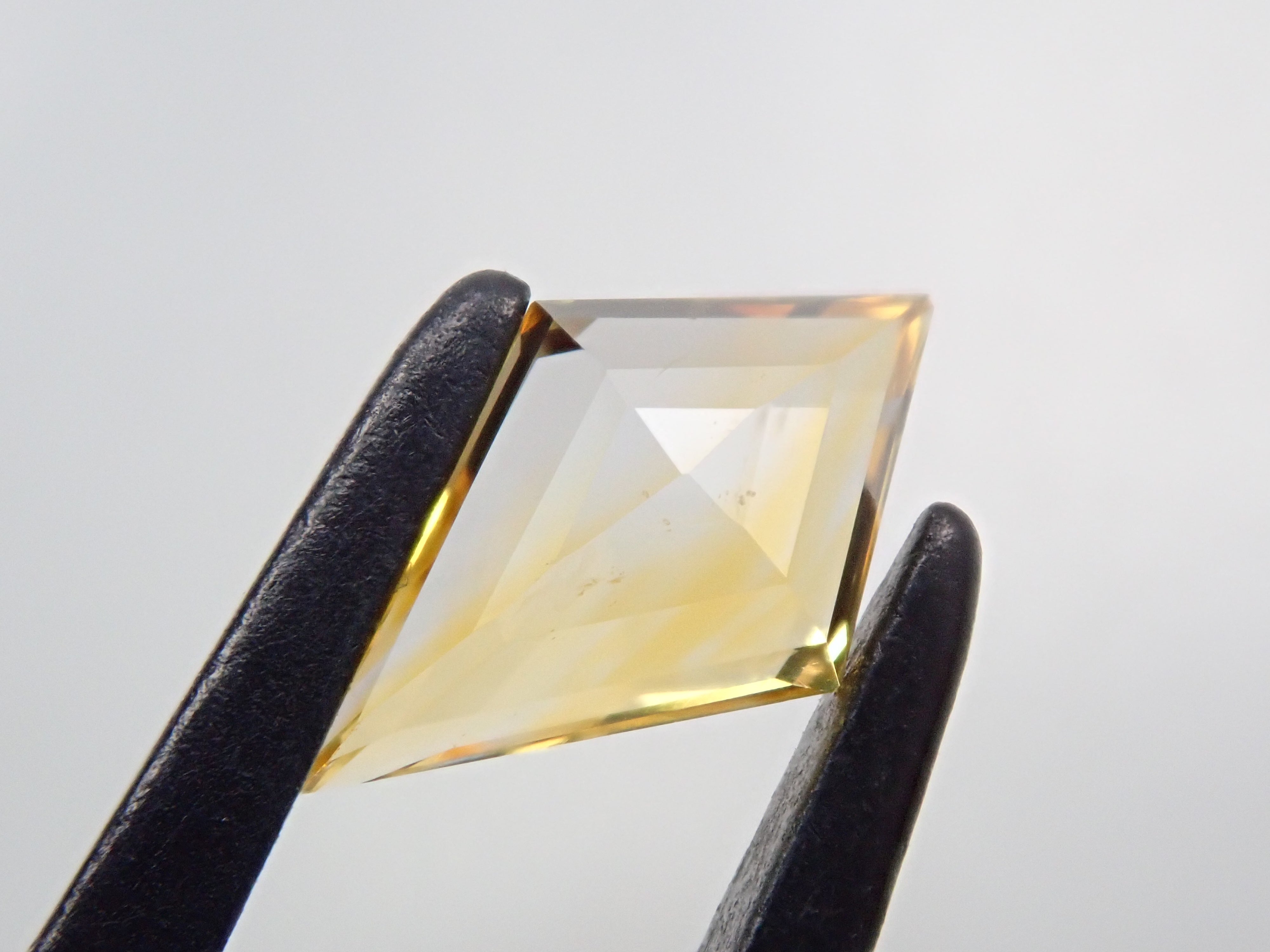【12548841掲載】スリランカ産イエローサファイア 0.835ctルース