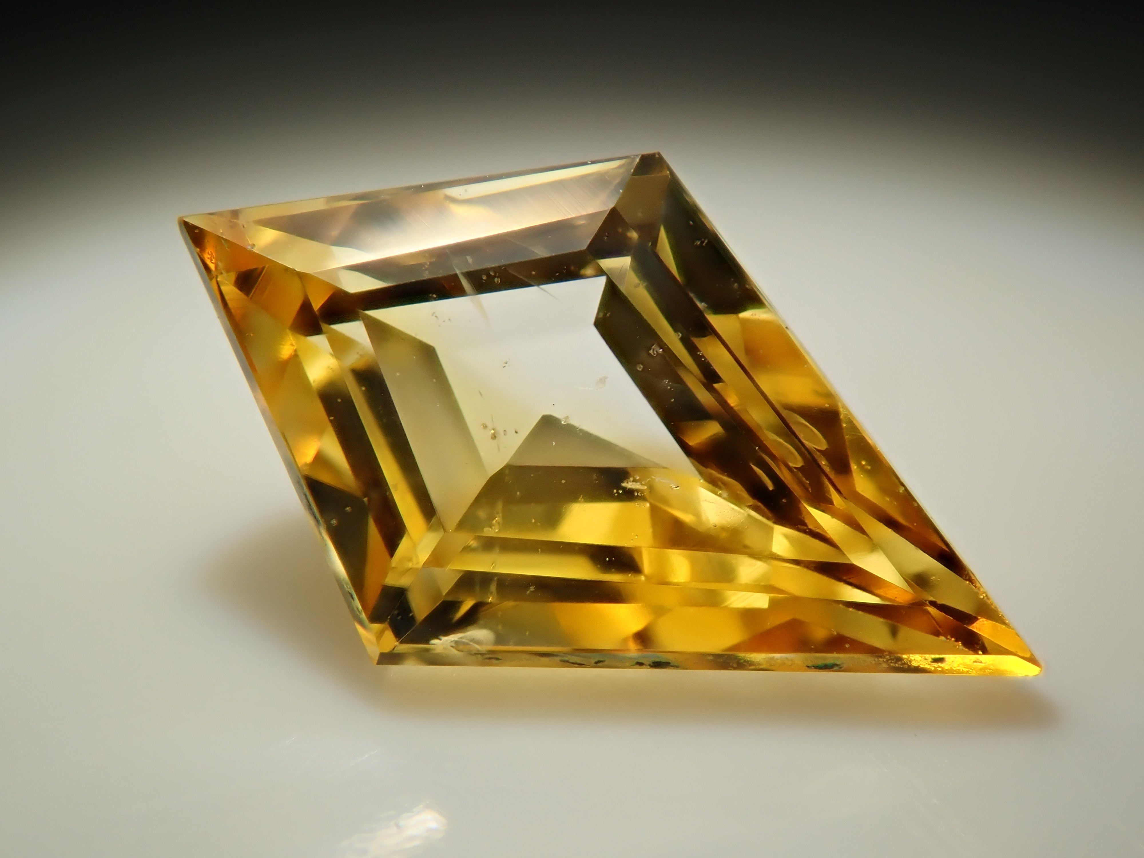 【12548841掲載】スリランカ産イエローサファイア 0.835ctルース