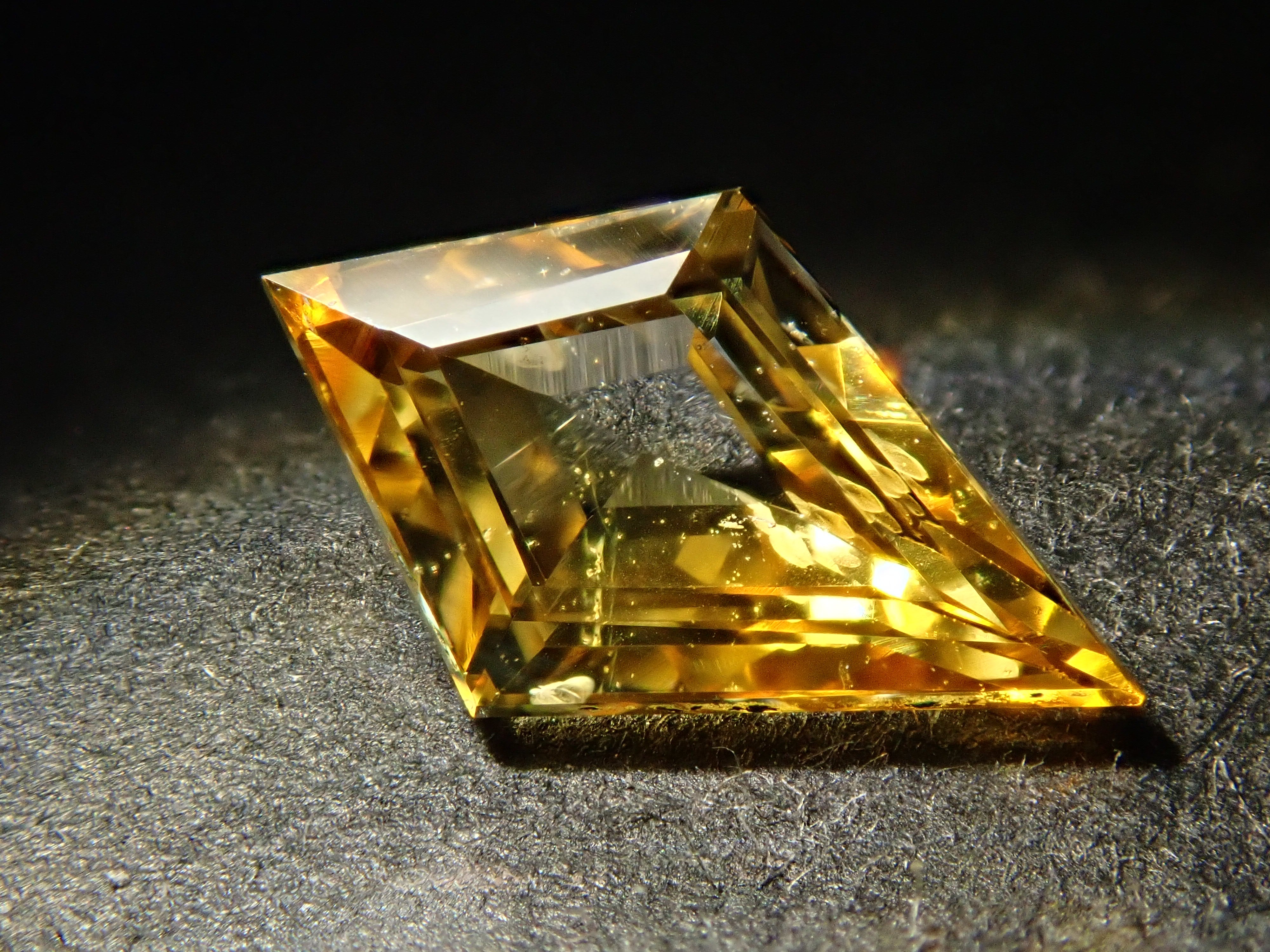 【12548841掲載】スリランカ産イエローサファイア 0.835ctルース