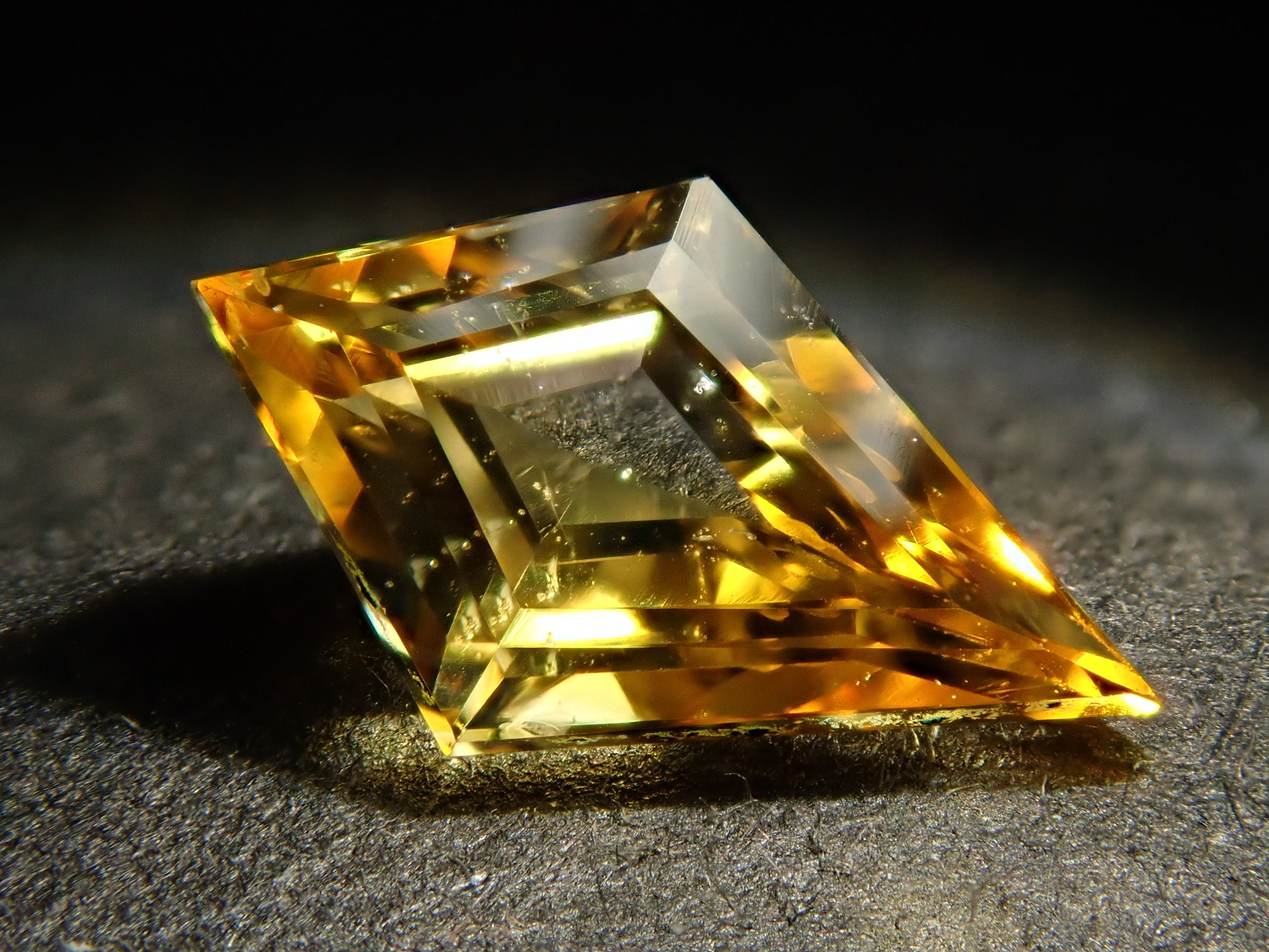 【12548841掲載】スリランカ産イエローサファイア 0.835ctルース