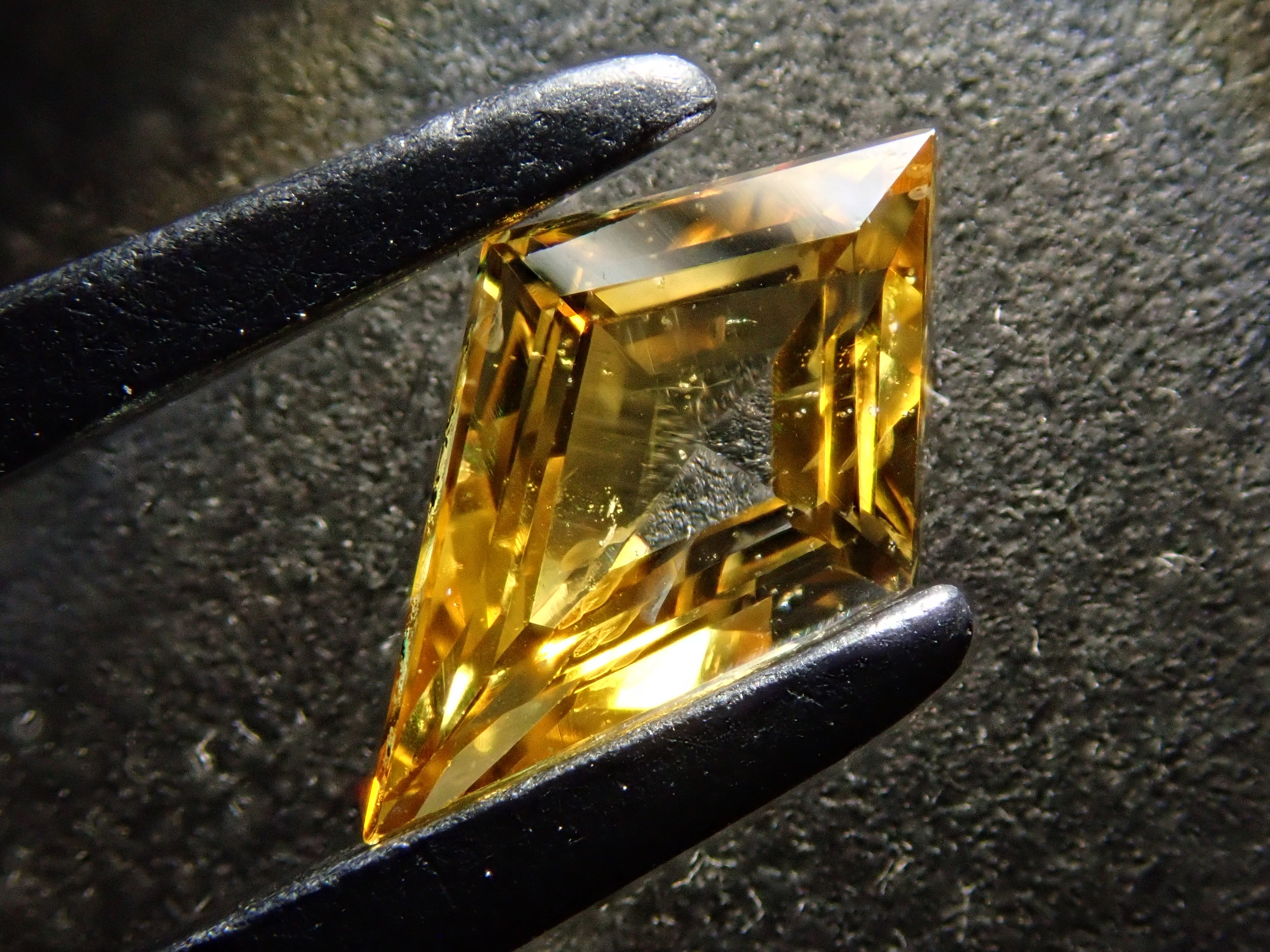 【12548841掲載】スリランカ産イエローサファイア 0.835ctルース