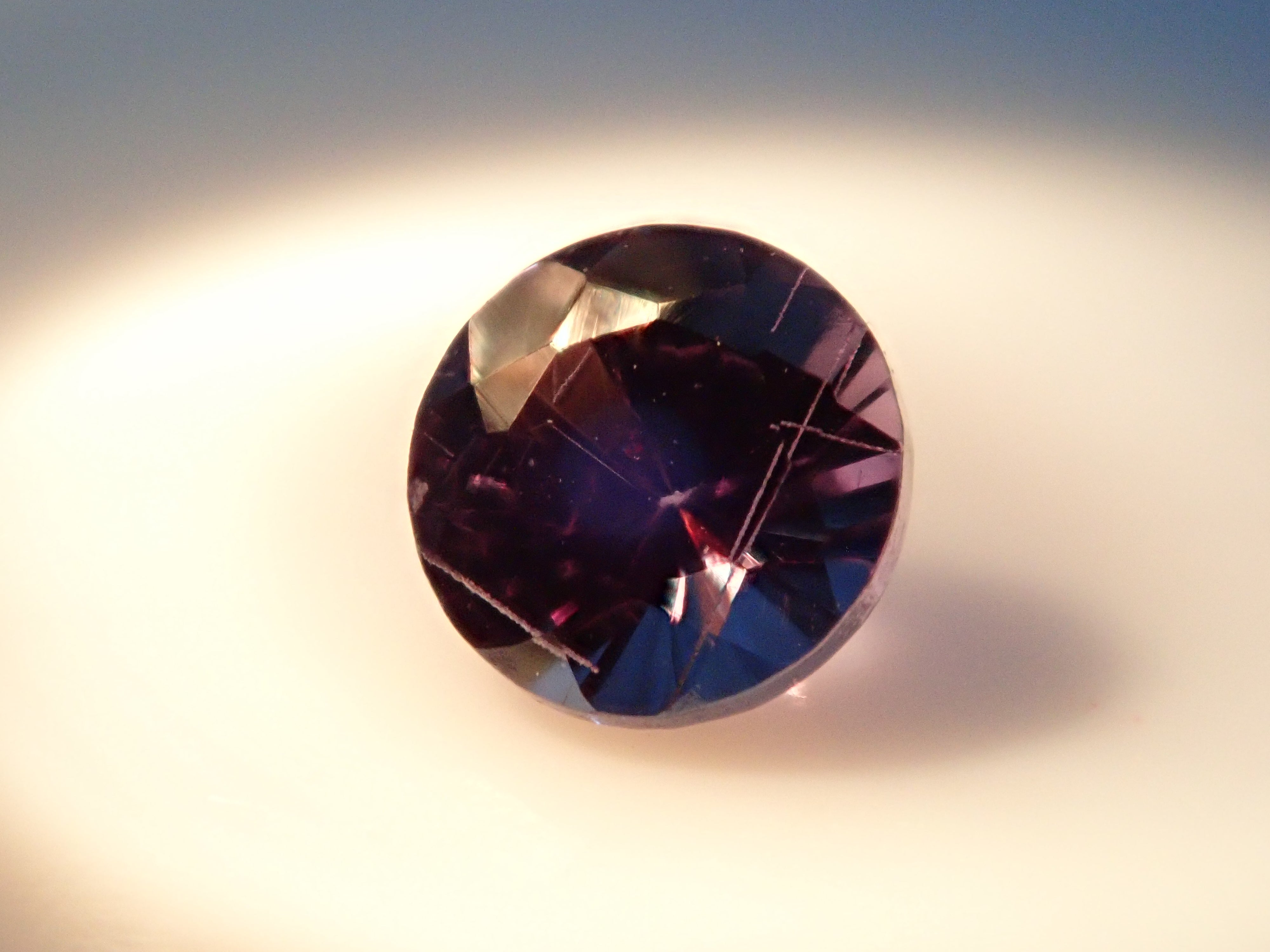 馬達加斯加產貝基里藍石榴石（變色石榴石），0.183克拉散裝