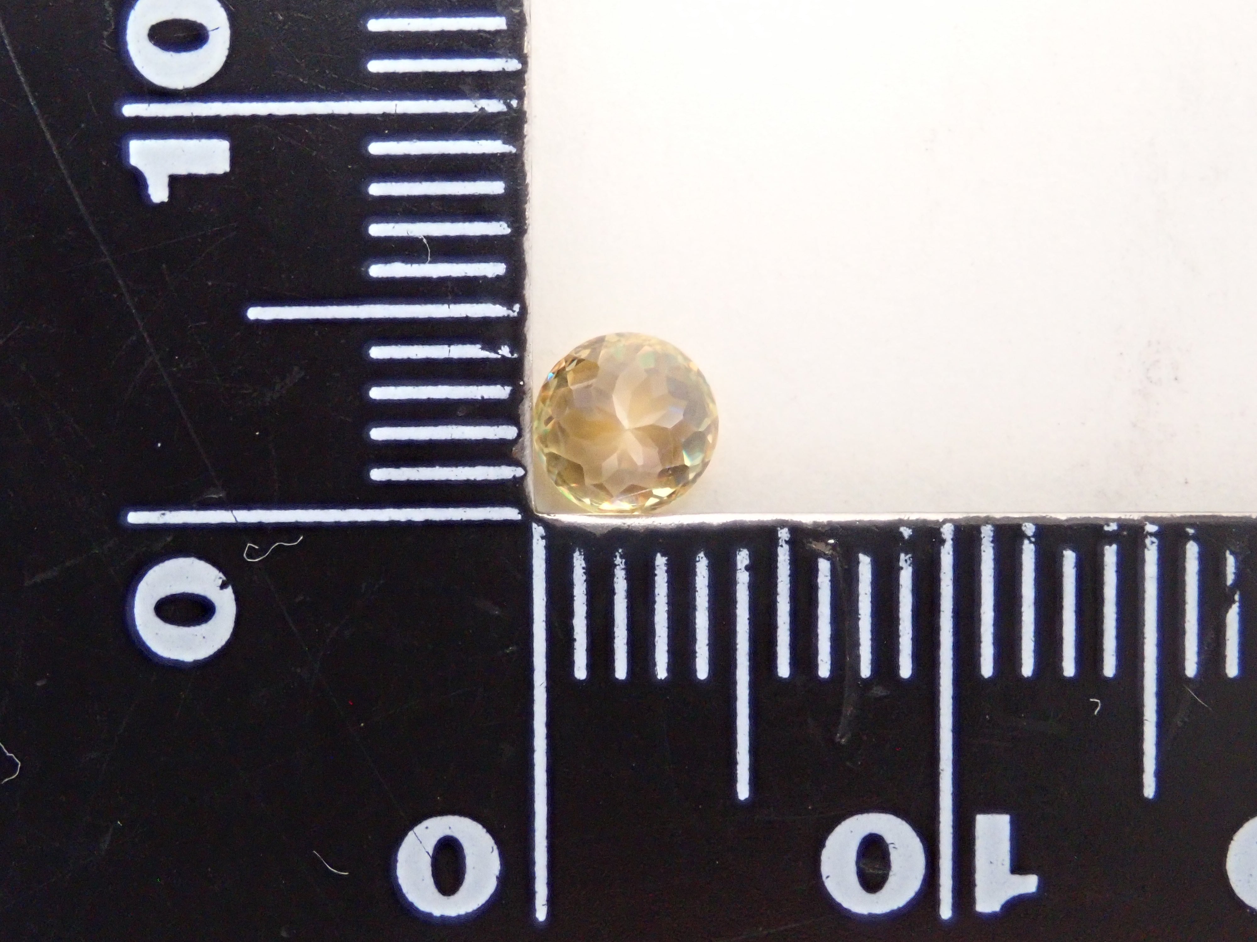 【2/8 22時販売】マダガスカル産スフェーン 4.5mm/0.509ctルース