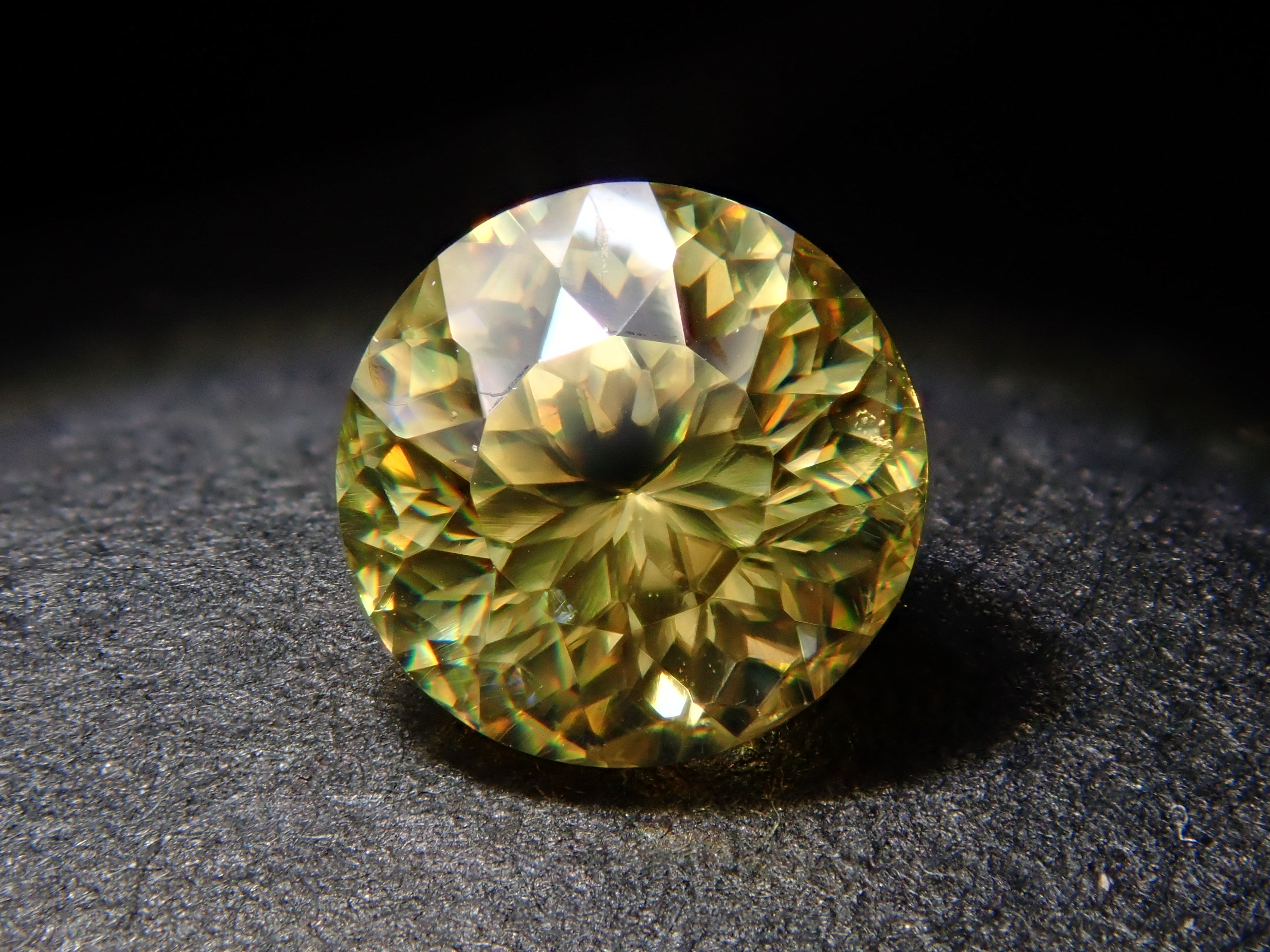 【2/8 22時販売】マダガスカル産スフェーン 4.5mm/0.509ctルース