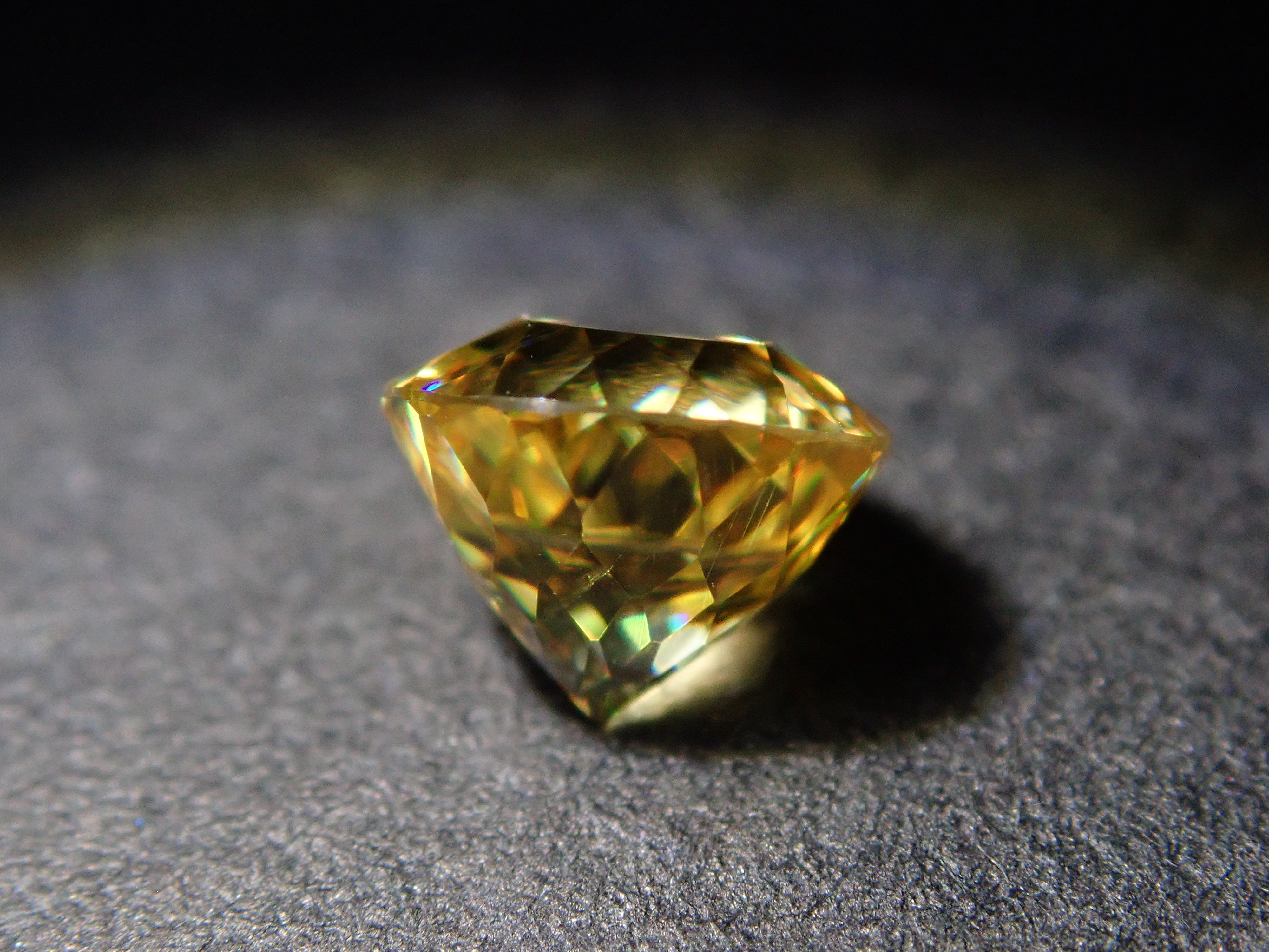 【2/8 22時販売】マダガスカル産スフェーン 4.5mm/0.509ctルース