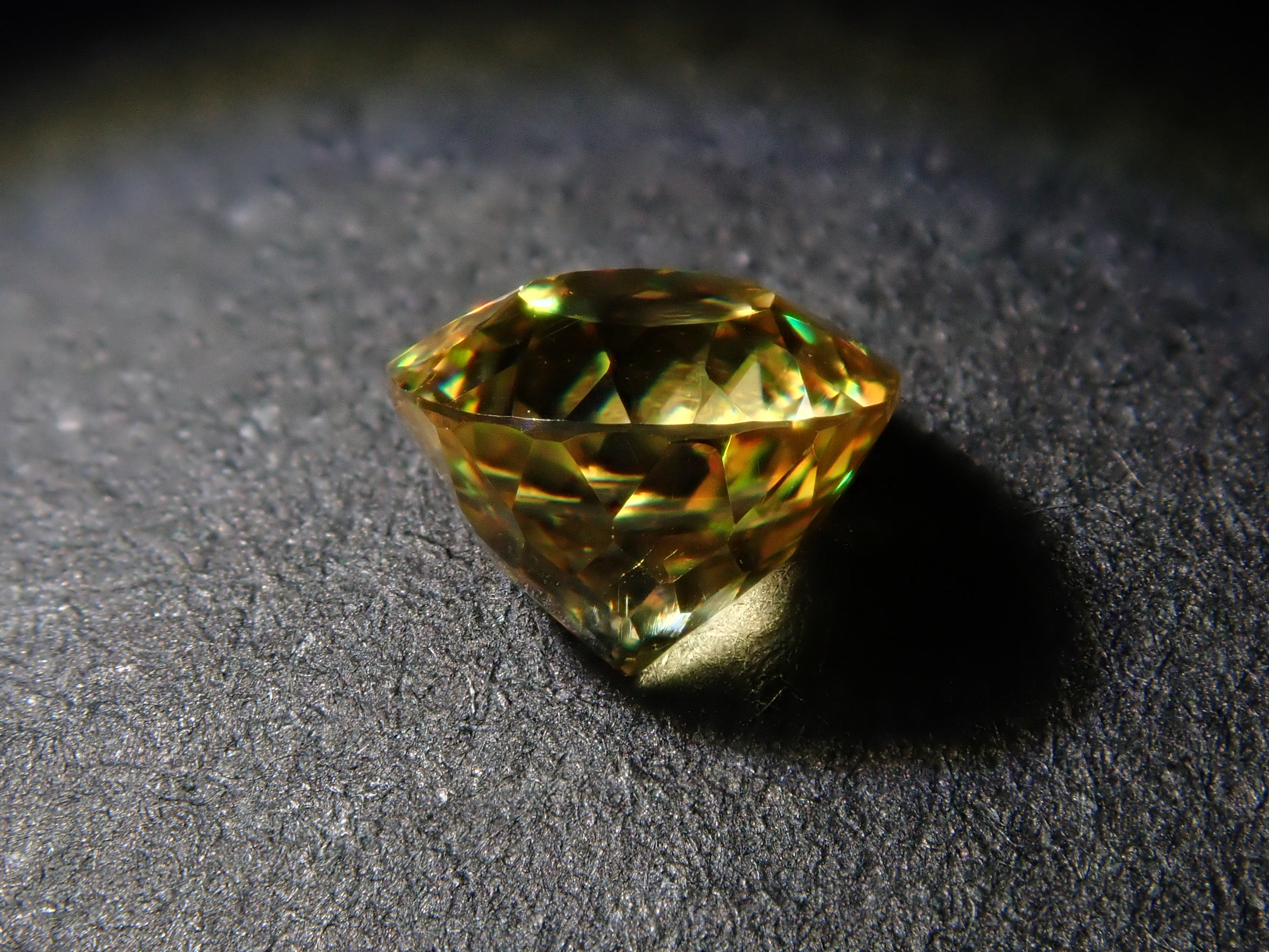 【2/8 22時販売】マダガスカル産スフェーン 4.5mm/0.509ctルース