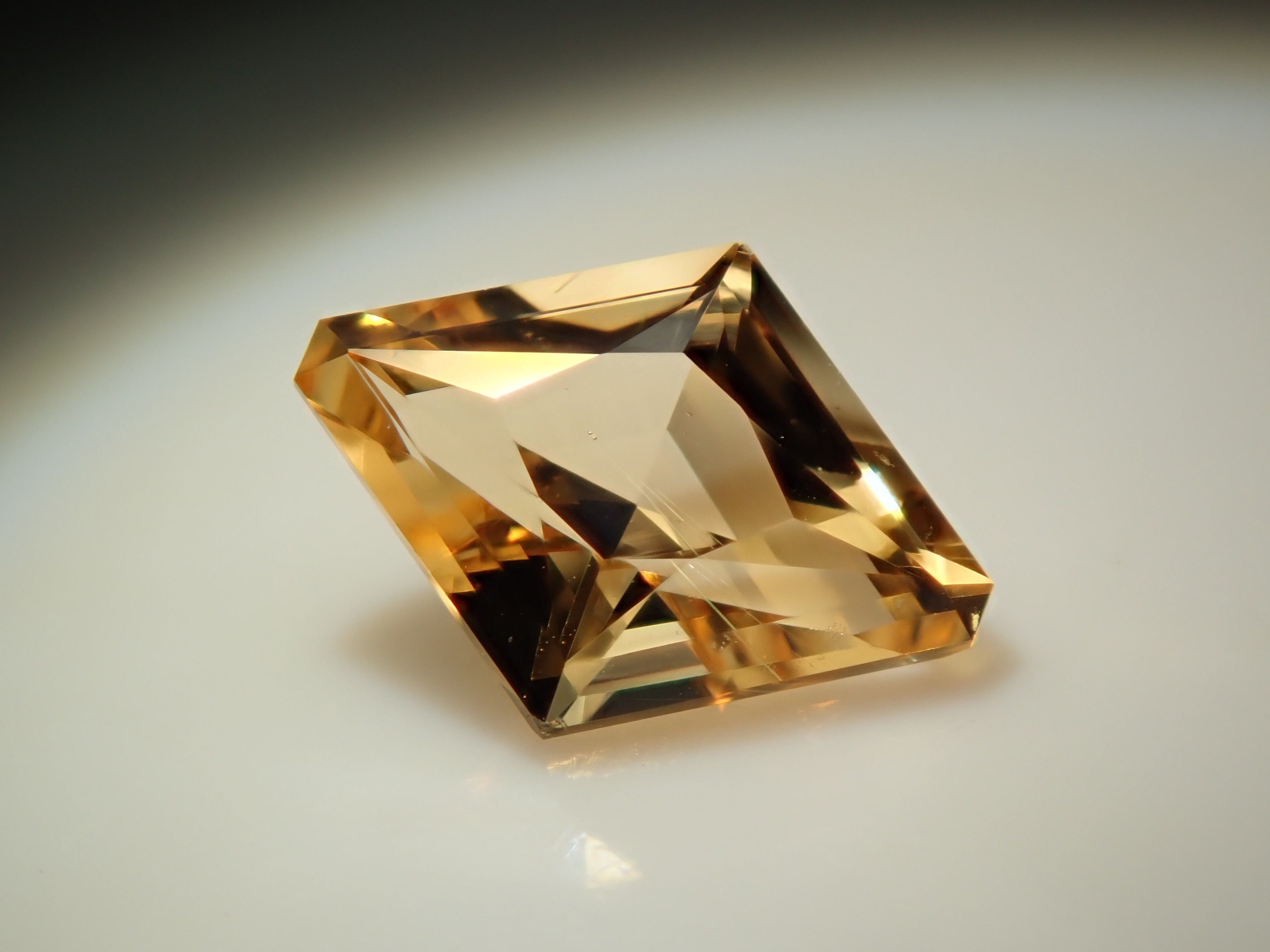 【2/5 22時販売】ブラジル産インペリアルトパーズ 0.353ctルース