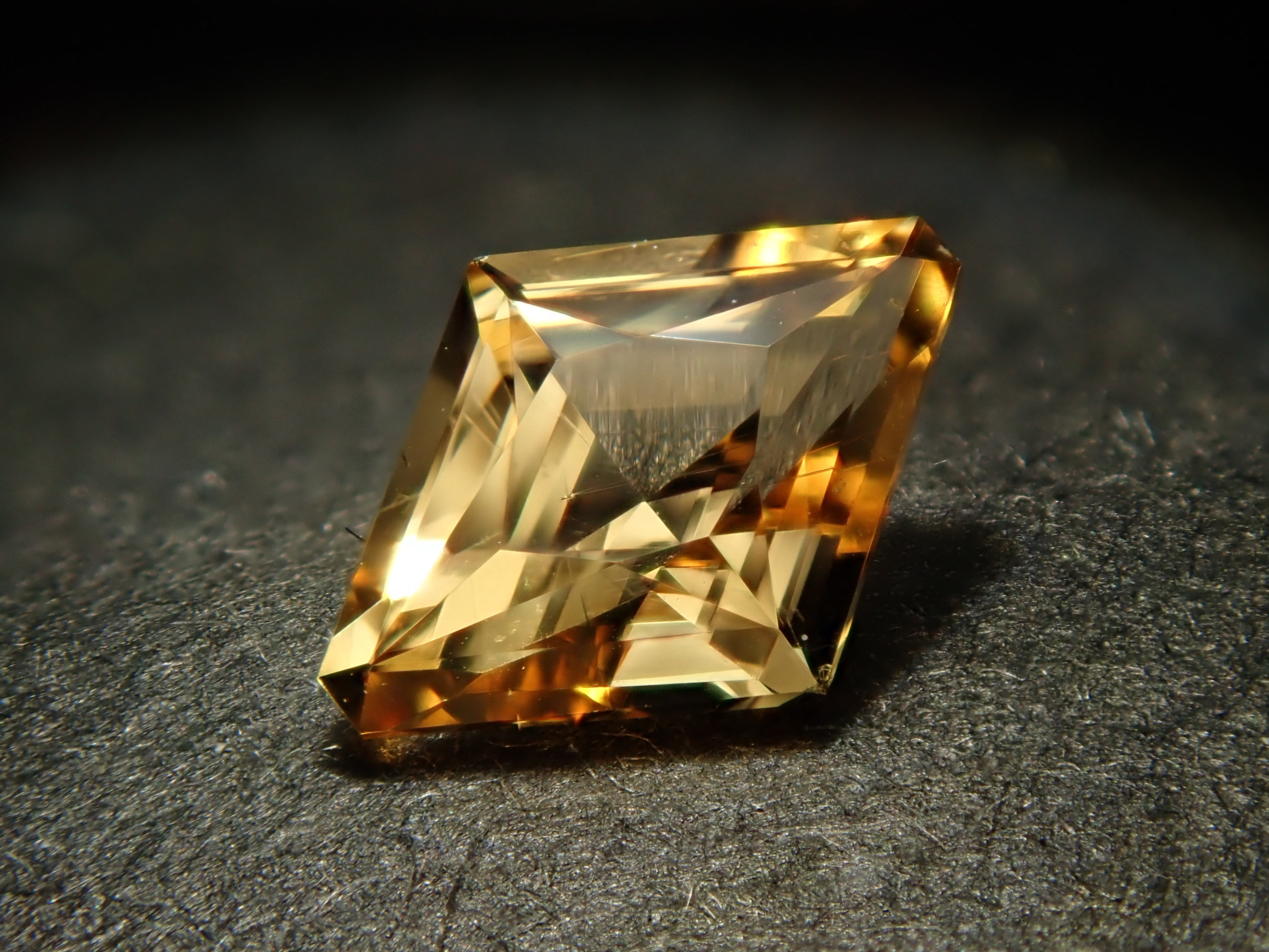 【2/5 22時販売】ブラジル産インペリアルトパーズ 0.353ctルース