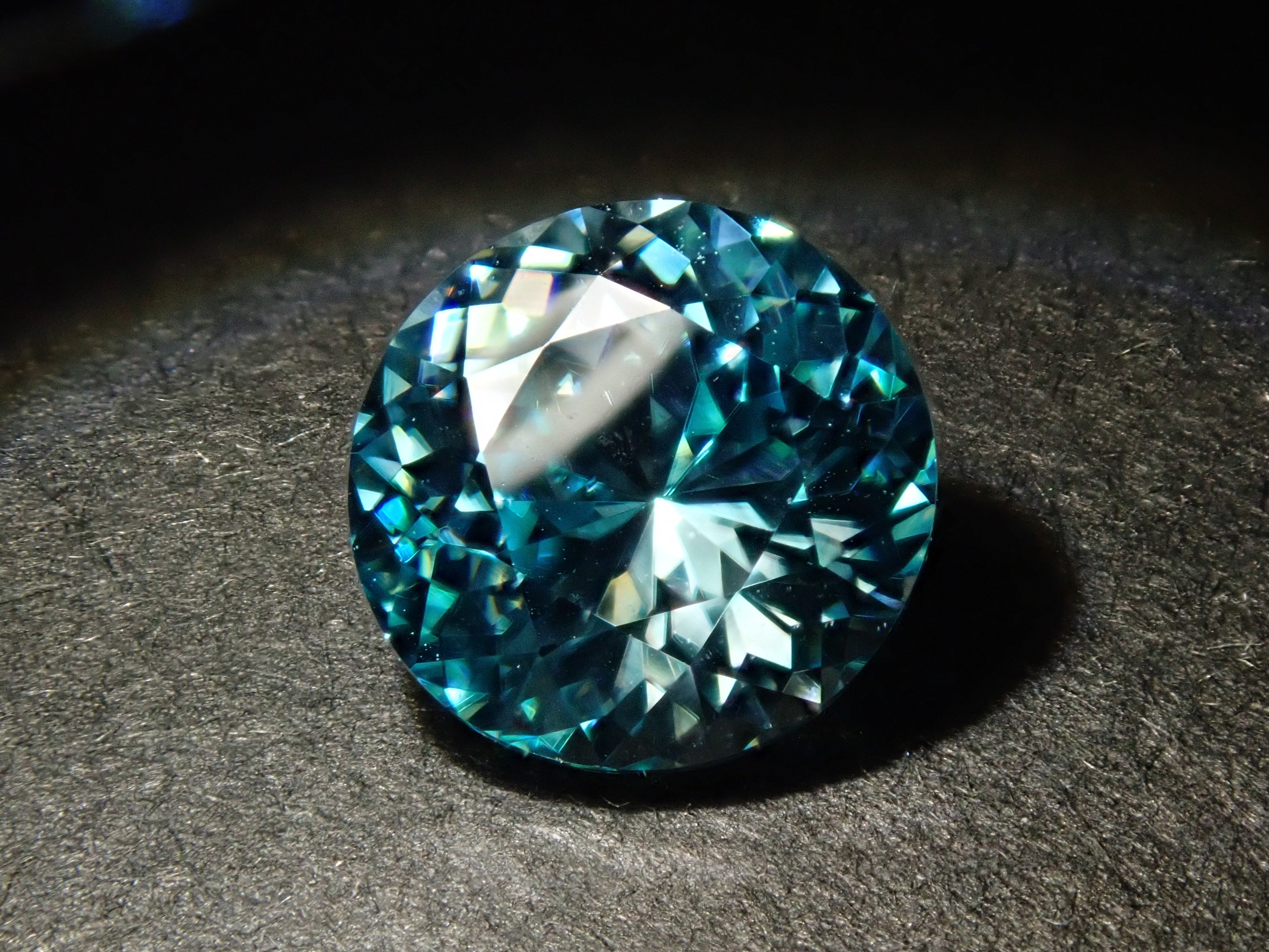 [12560419] Cambodian Blue Zircon 1.962ct Loose