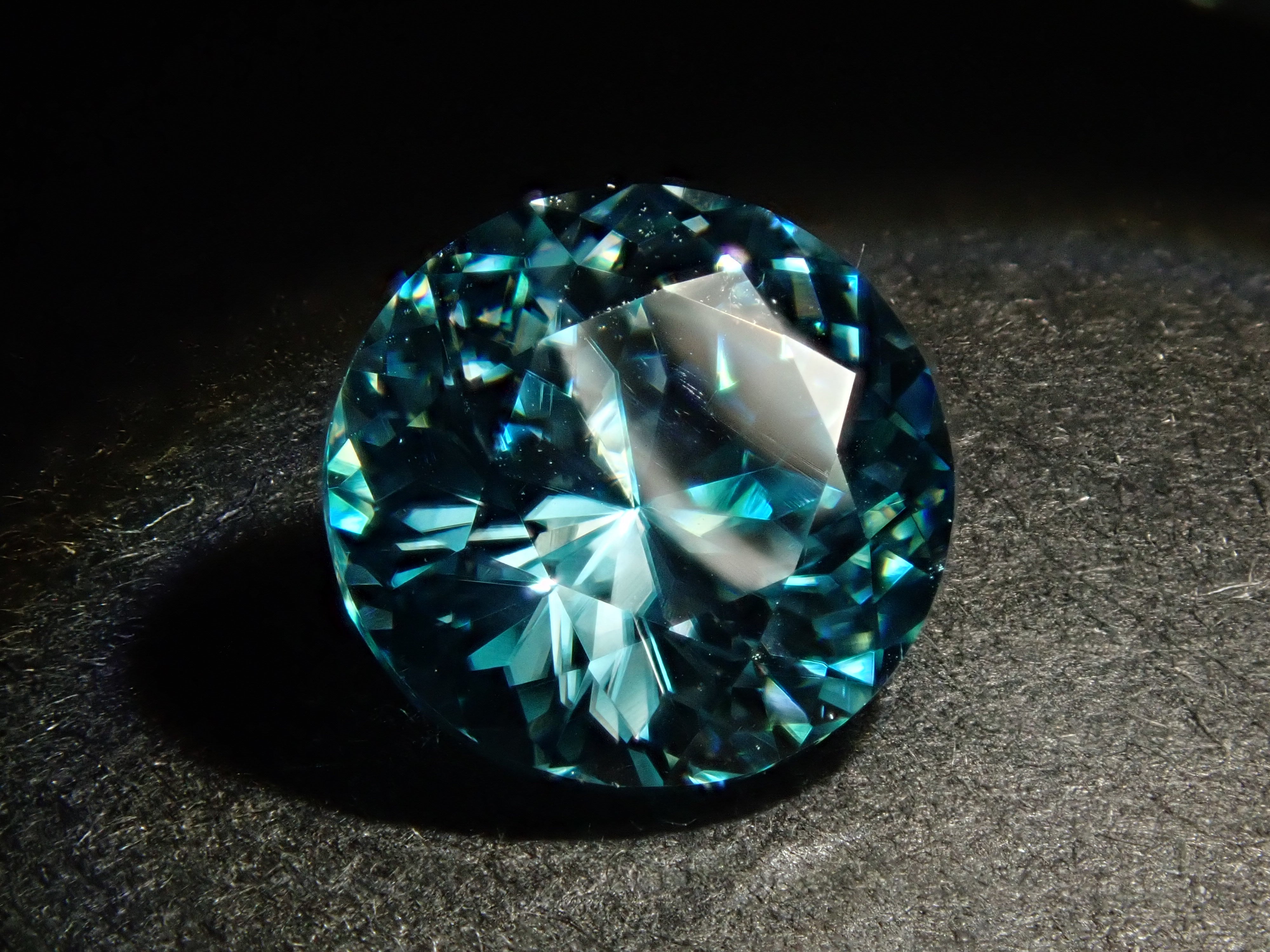 [12560419] Cambodian Blue Zircon 1.962ct Loose