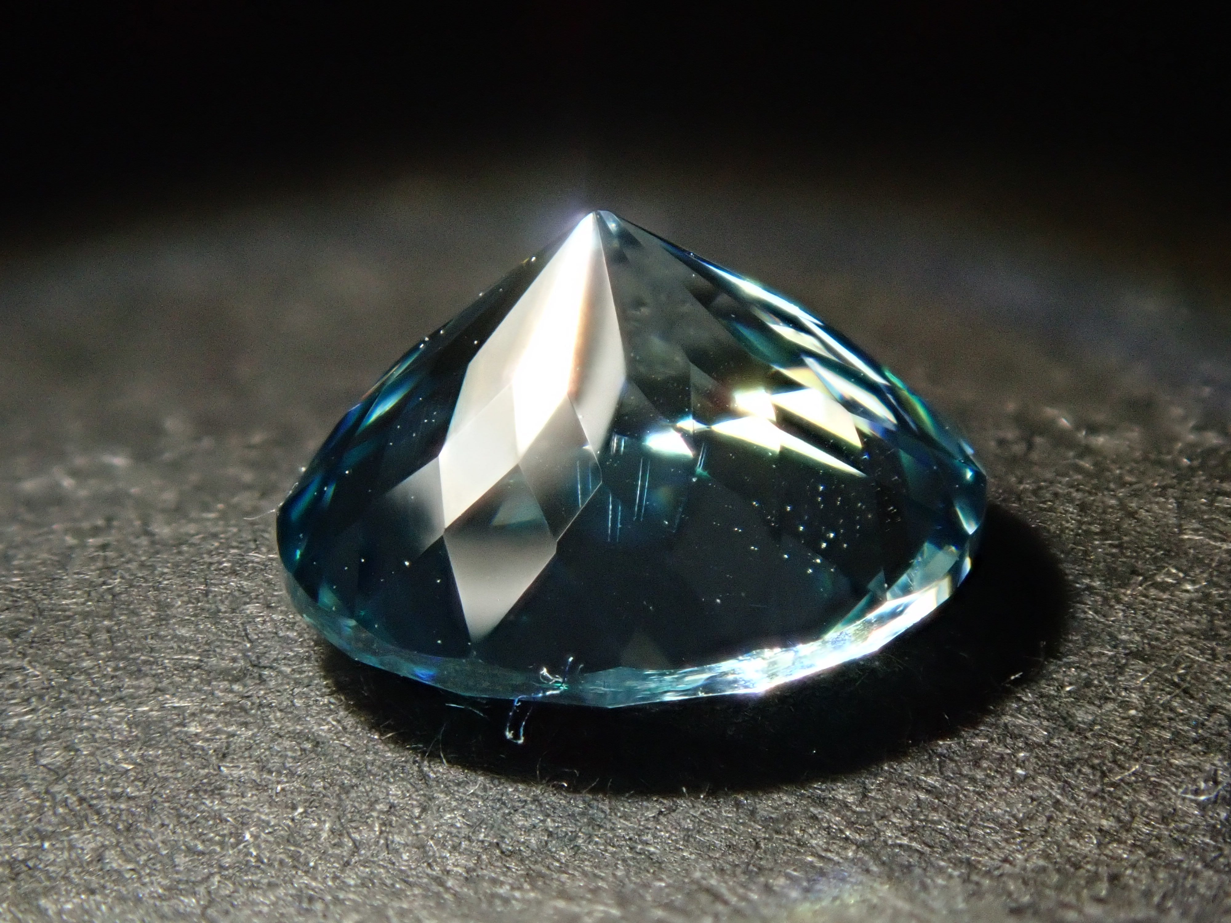 [12560419] Cambodian Blue Zircon 1.962ct Loose