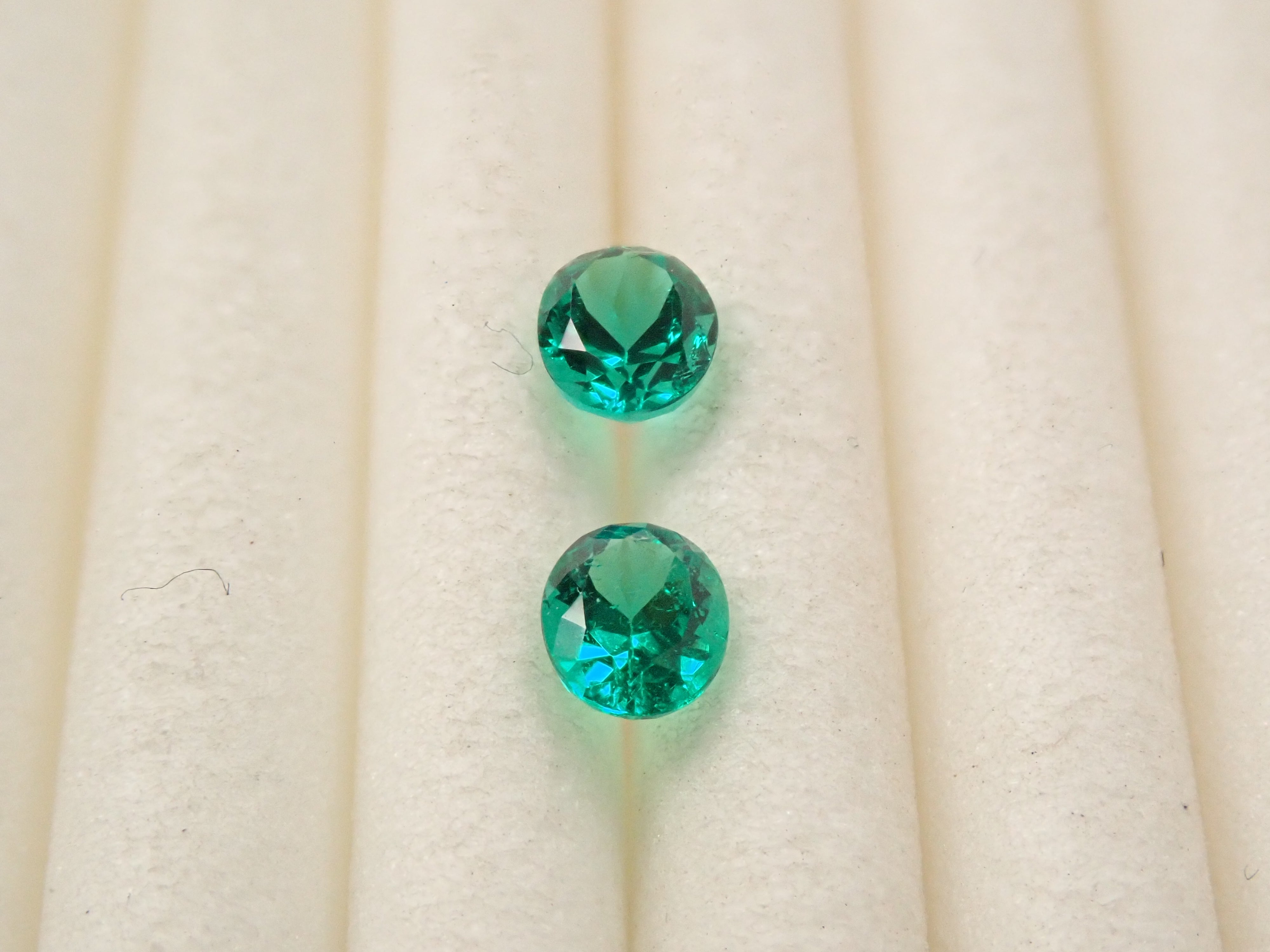 【2/7 22時販売】コロンビア産エメラルド 0.243ct 2石ペアルース