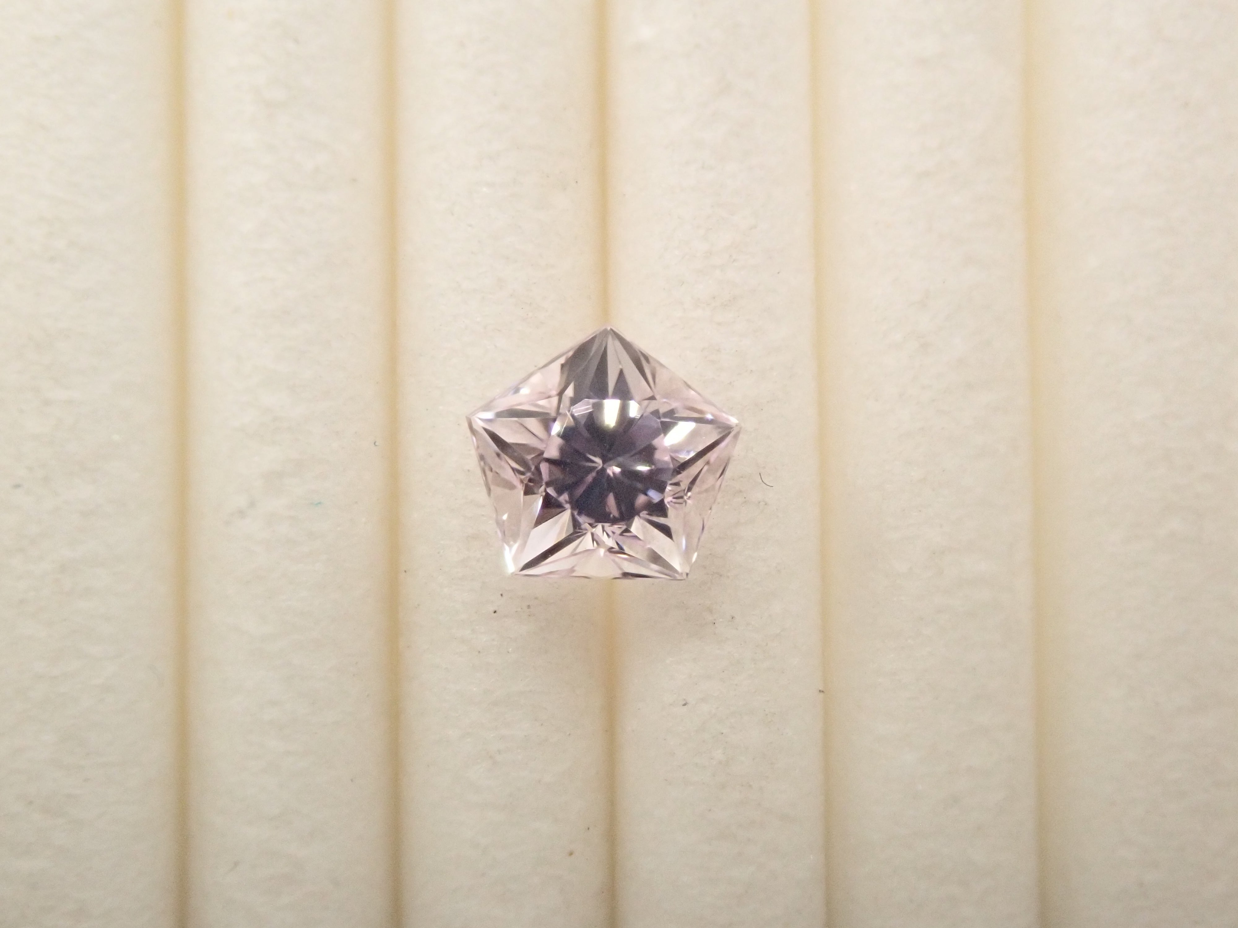 12561086掲載】アフガニスタン産クンツァイト 0.606ctルース