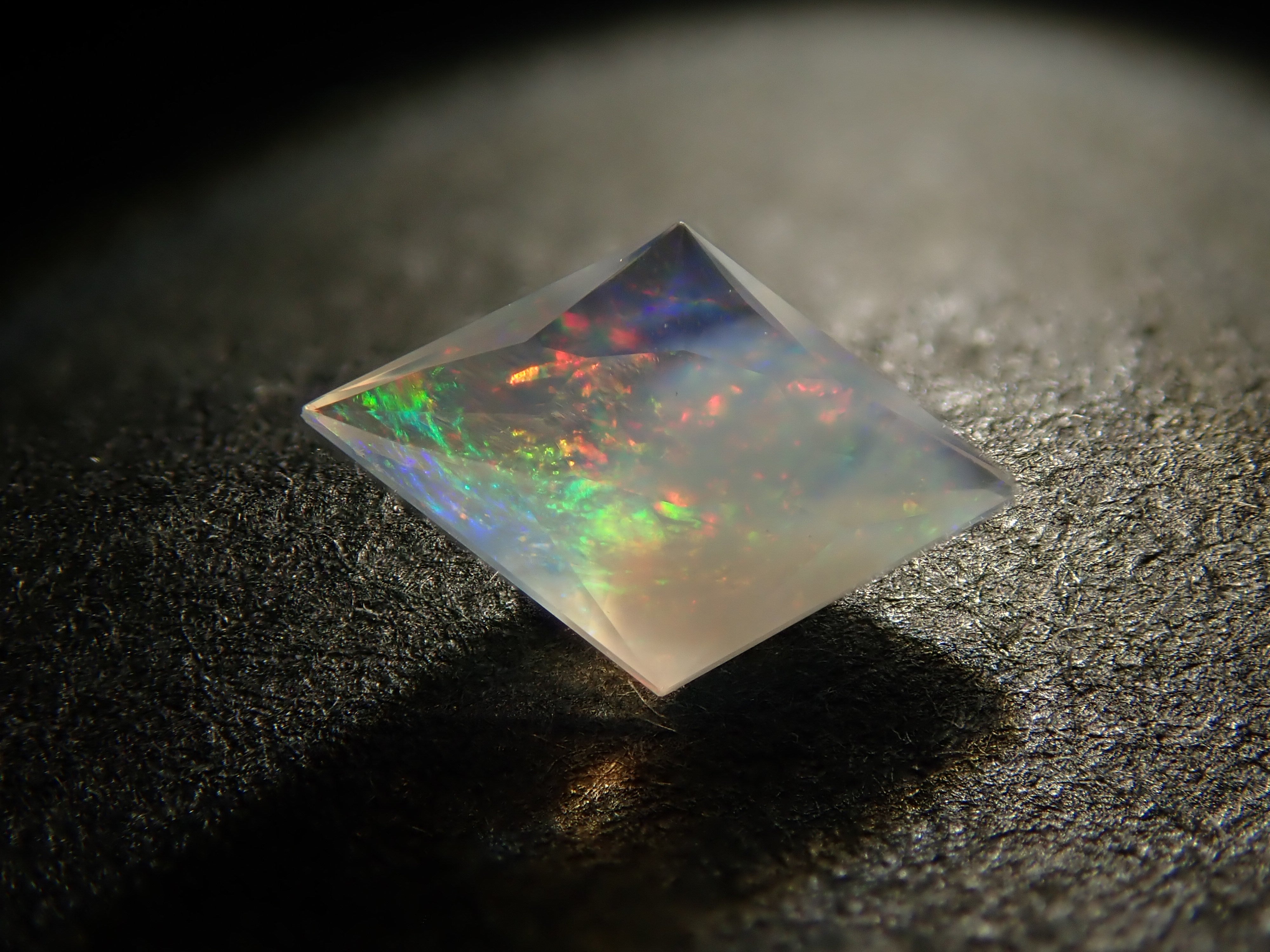 [12561175] Mexican Opal (Faceted) 0.208ct Loose