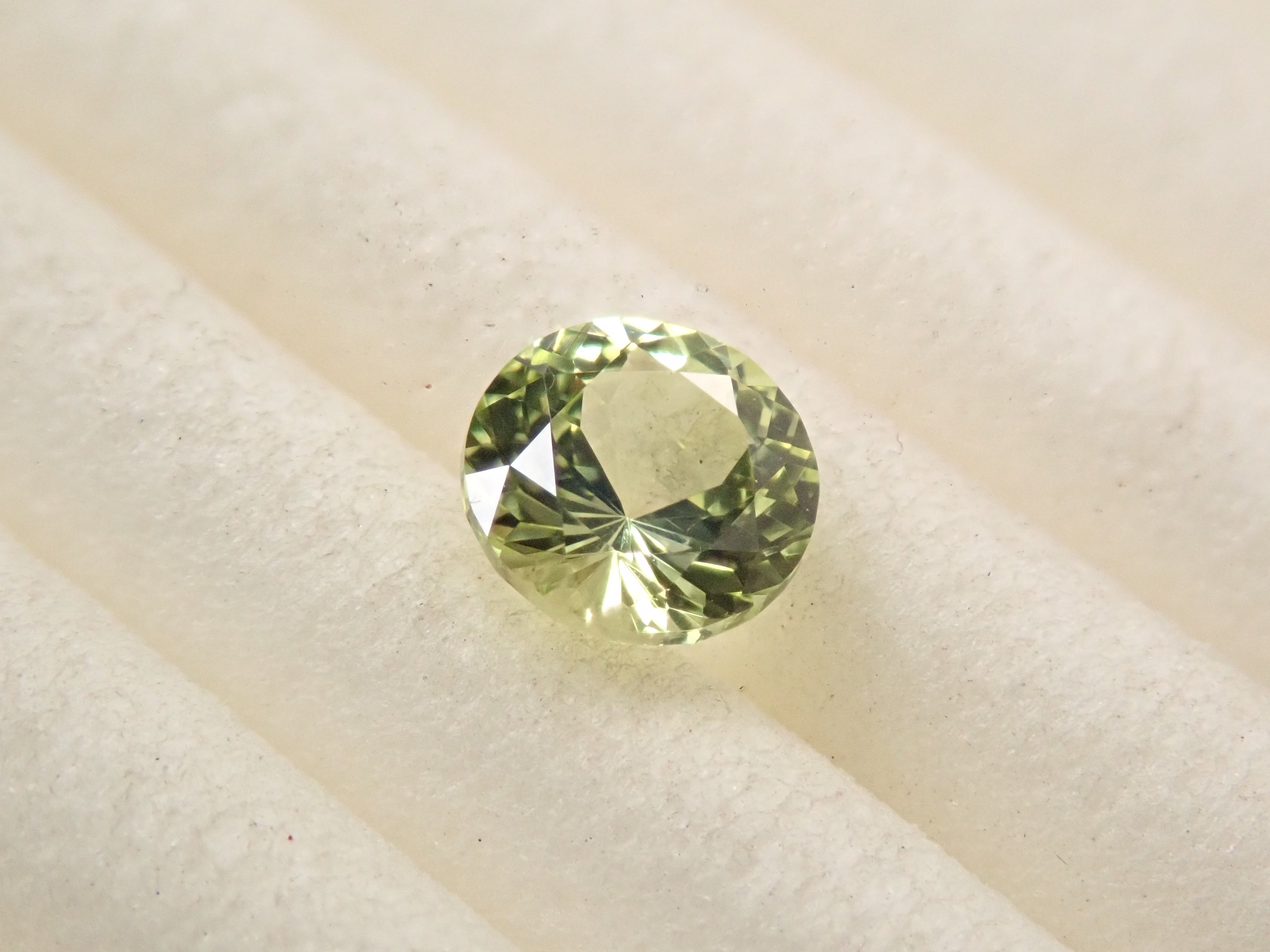 【2月4日晚間10點開售】印度鸚鵡金綠寶石 4.2毫米/0.347克拉 裸石