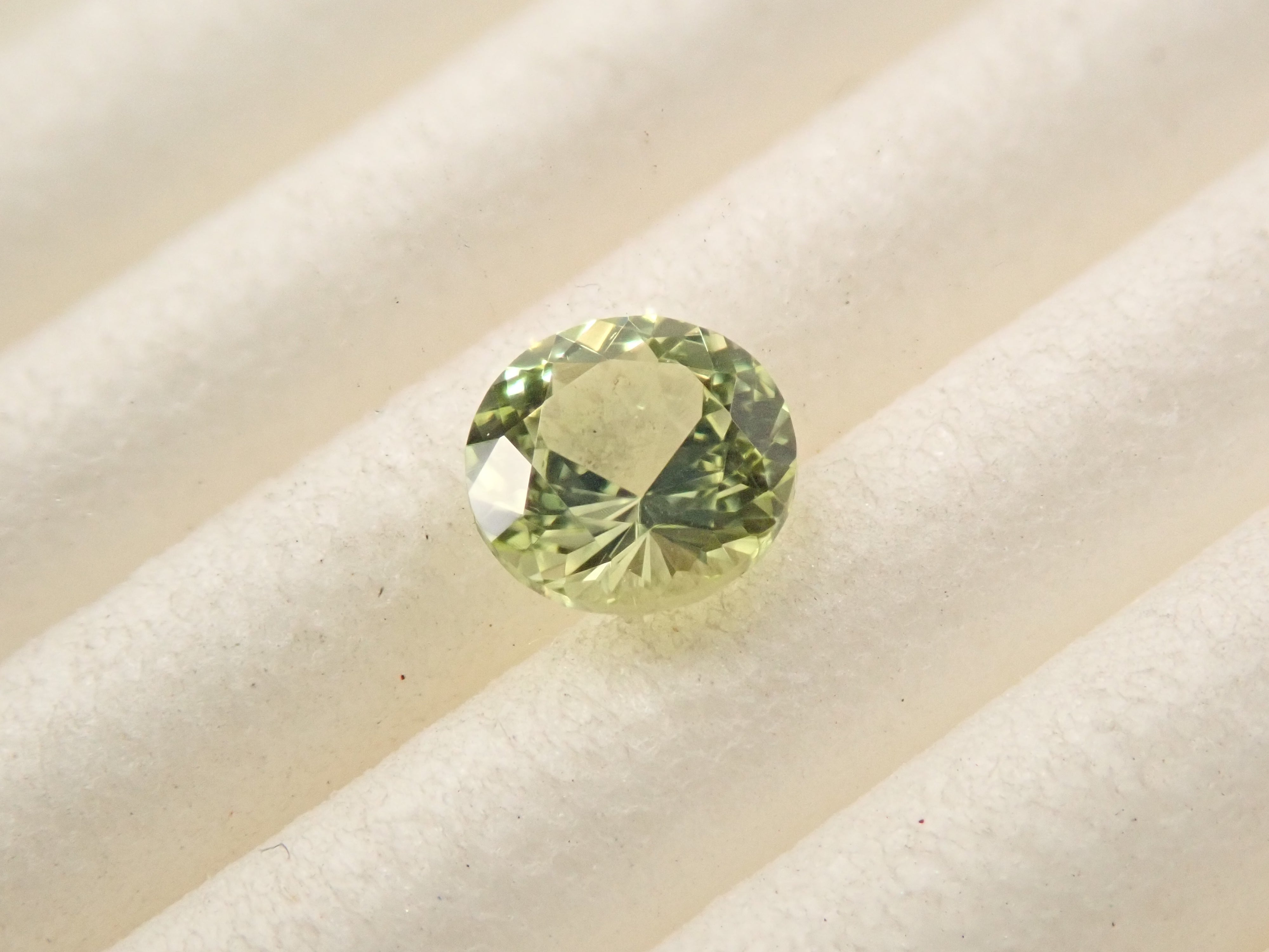 【2月4日晚間10點開售】印度鸚鵡金綠寶石 4.2毫米/0.347克拉 裸石