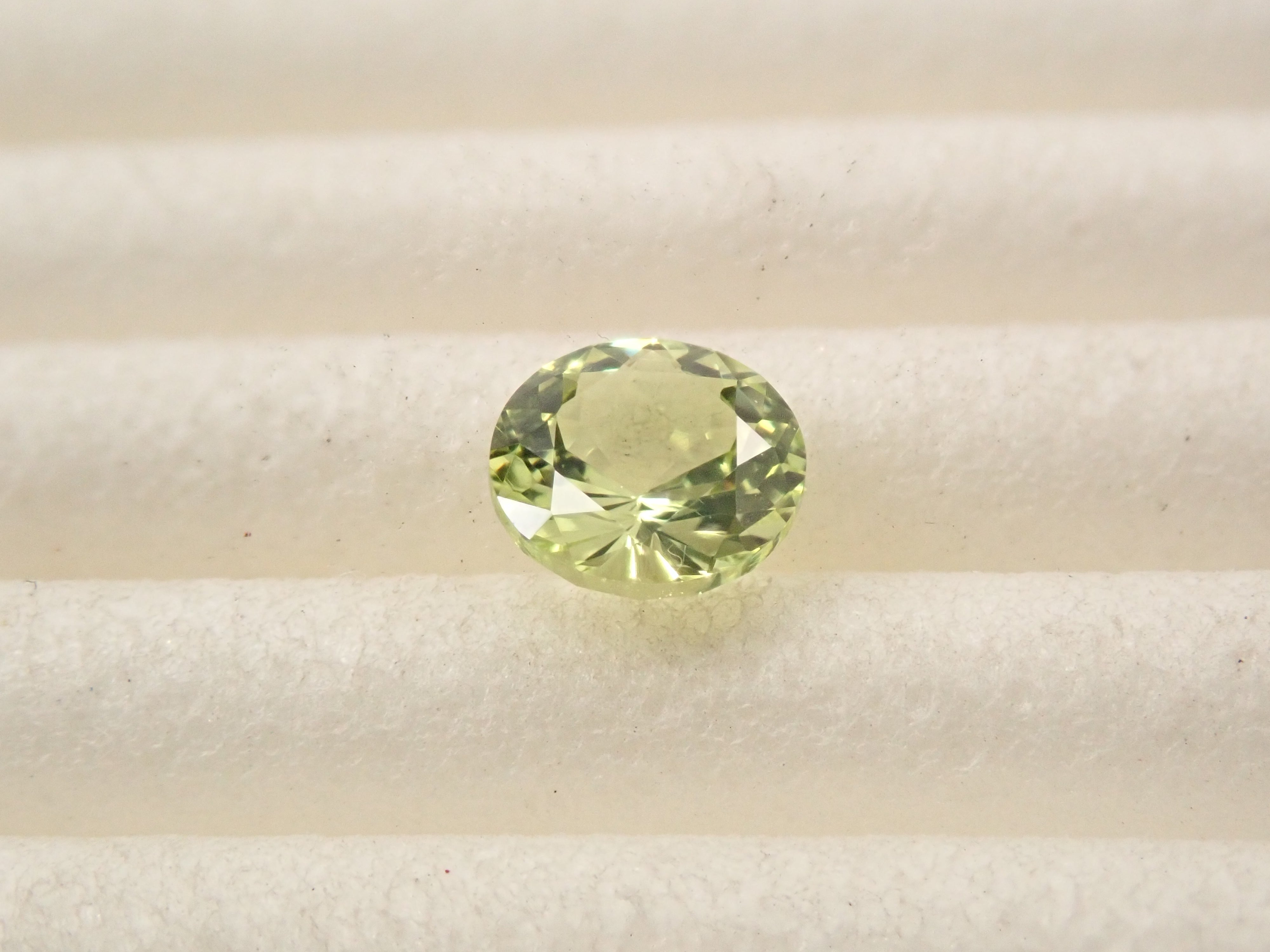 [12561247] Indian Parrot Chrysoberyl 0.375ct Loose Stone