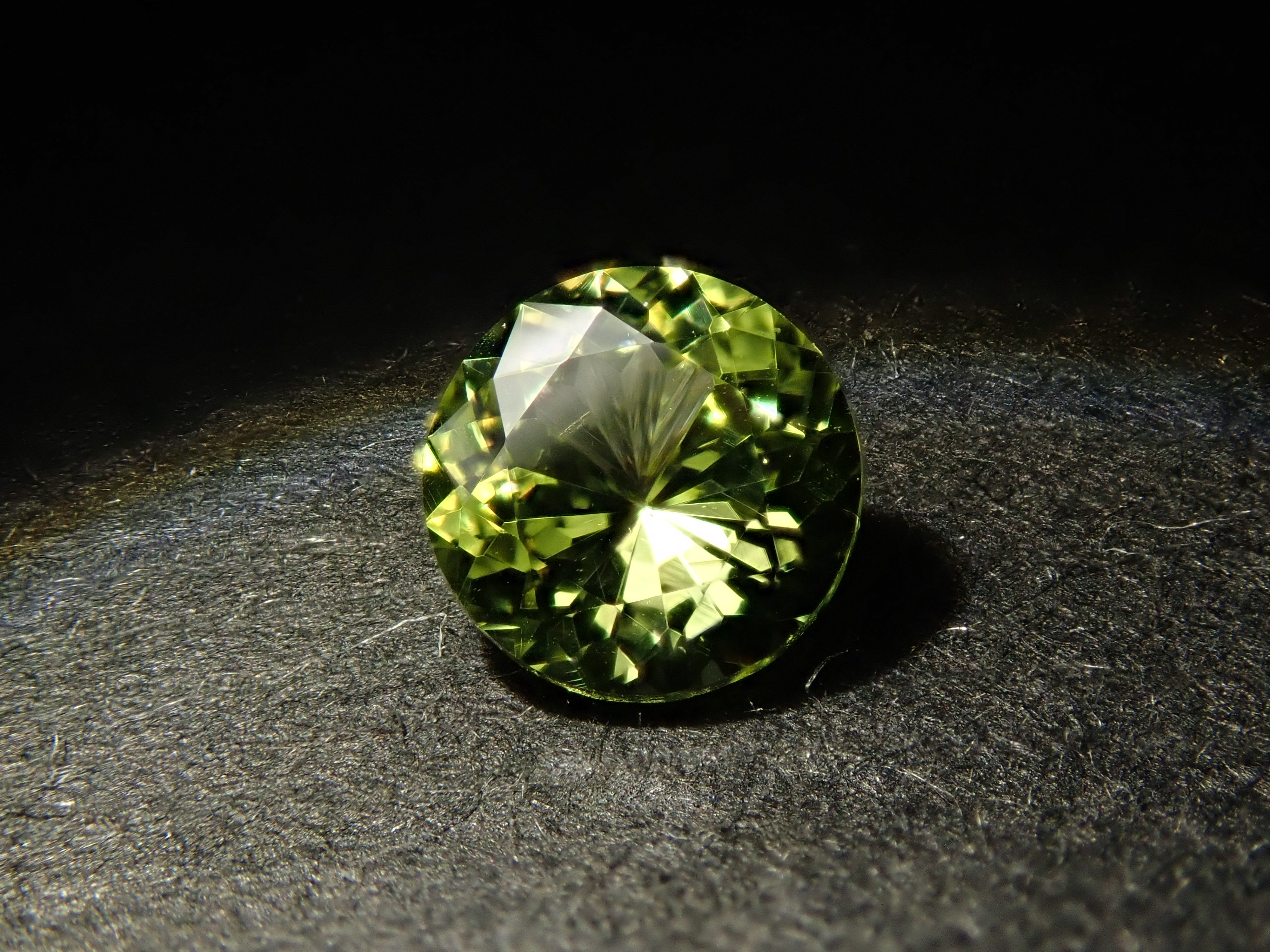 [12561247] Indian Parrot Chrysoberyl 0.375ct Loose Stone