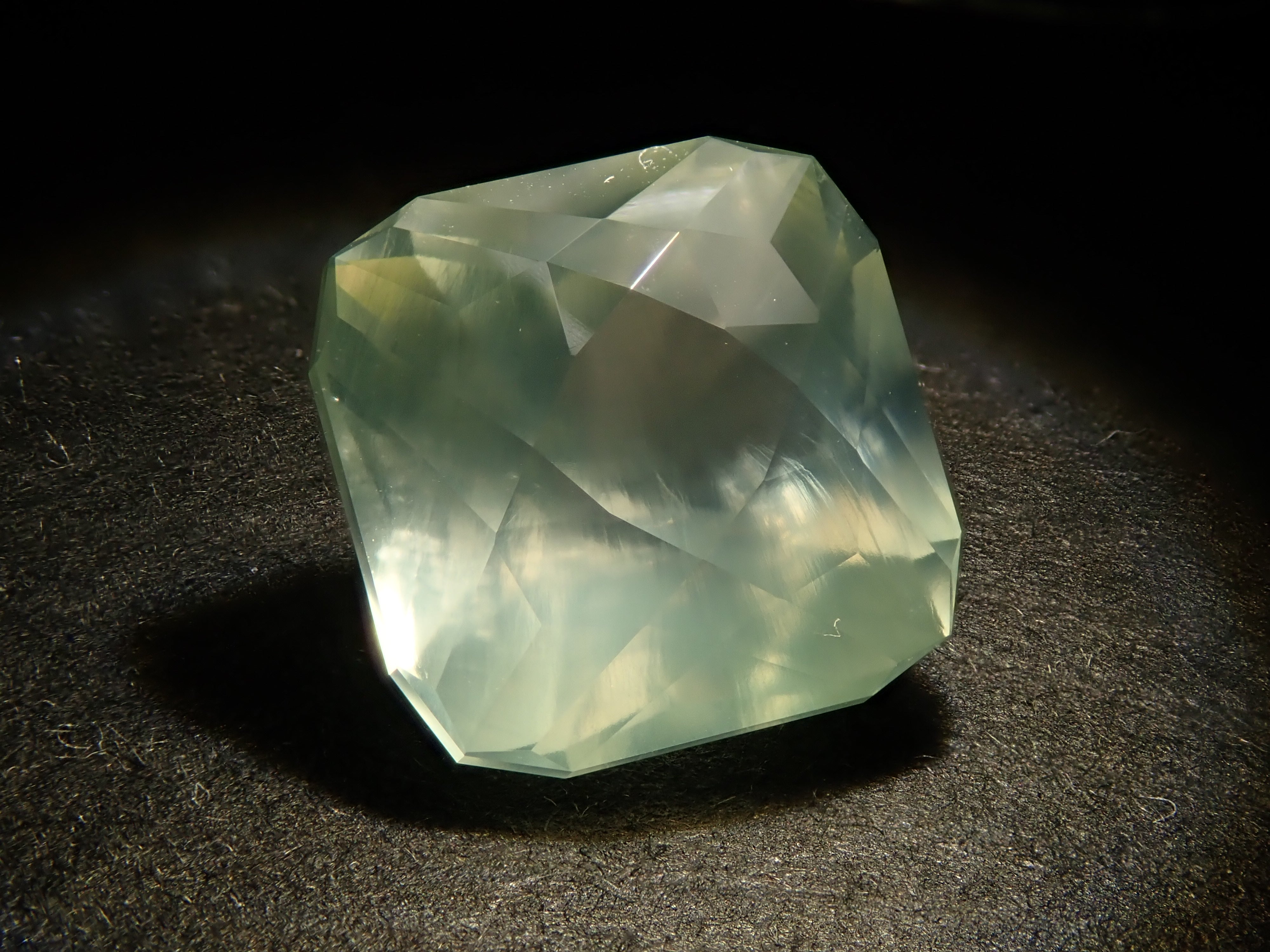 [12561263] 2.779ct loose Australian prehnite