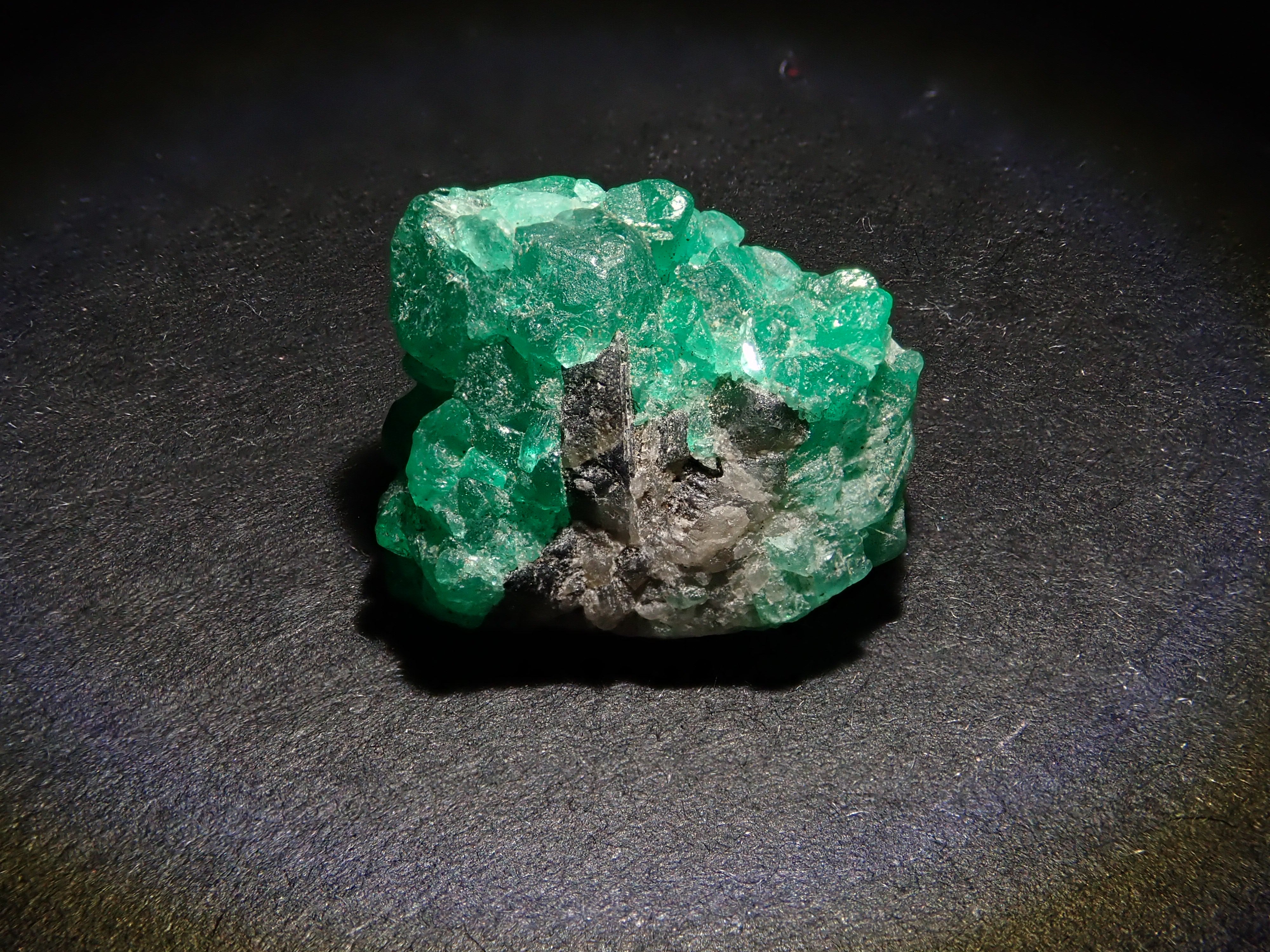 【2/10 22時販売】コロンビア産エメラルド 8.90ct原石